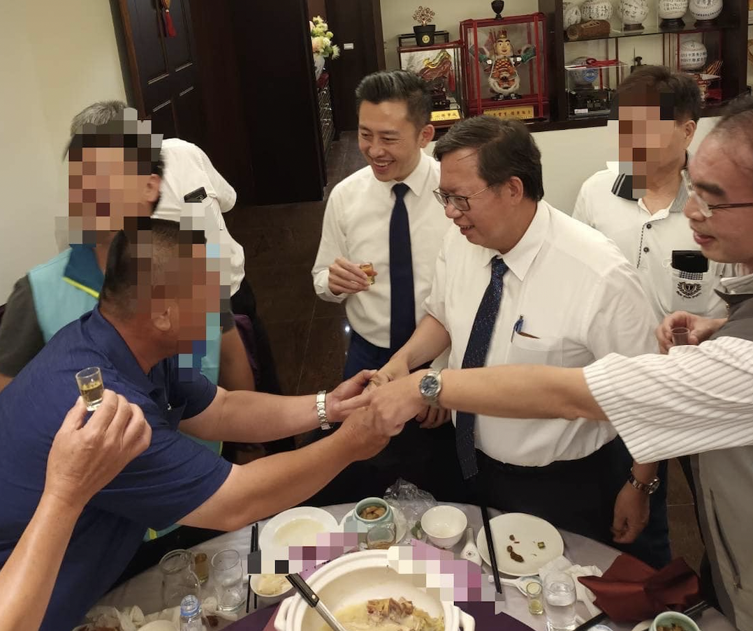 國民黨桃園市議員參選人凌濤公開鄭文燦、林智堅及吳宏國逐桌敬酒的畫面。(翻攝凌濤臉書)