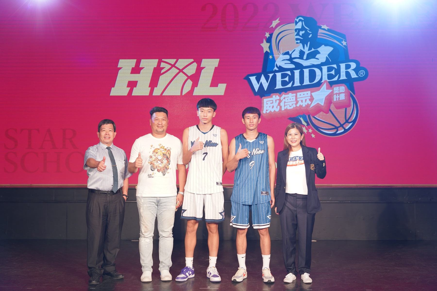 看見教練和球員們努力的付出，Maria Chen更確信要當他們的後盾，未來10年將繼續發揮企業社會責任，支持威德眾星獎助計畫。左起高中體育總會胡劍峯會長、雲林縣永年中學蔡奇達教練、章宇廷、卓柏賢、威德亞洲執行副總Maria Chen。（威德提供）