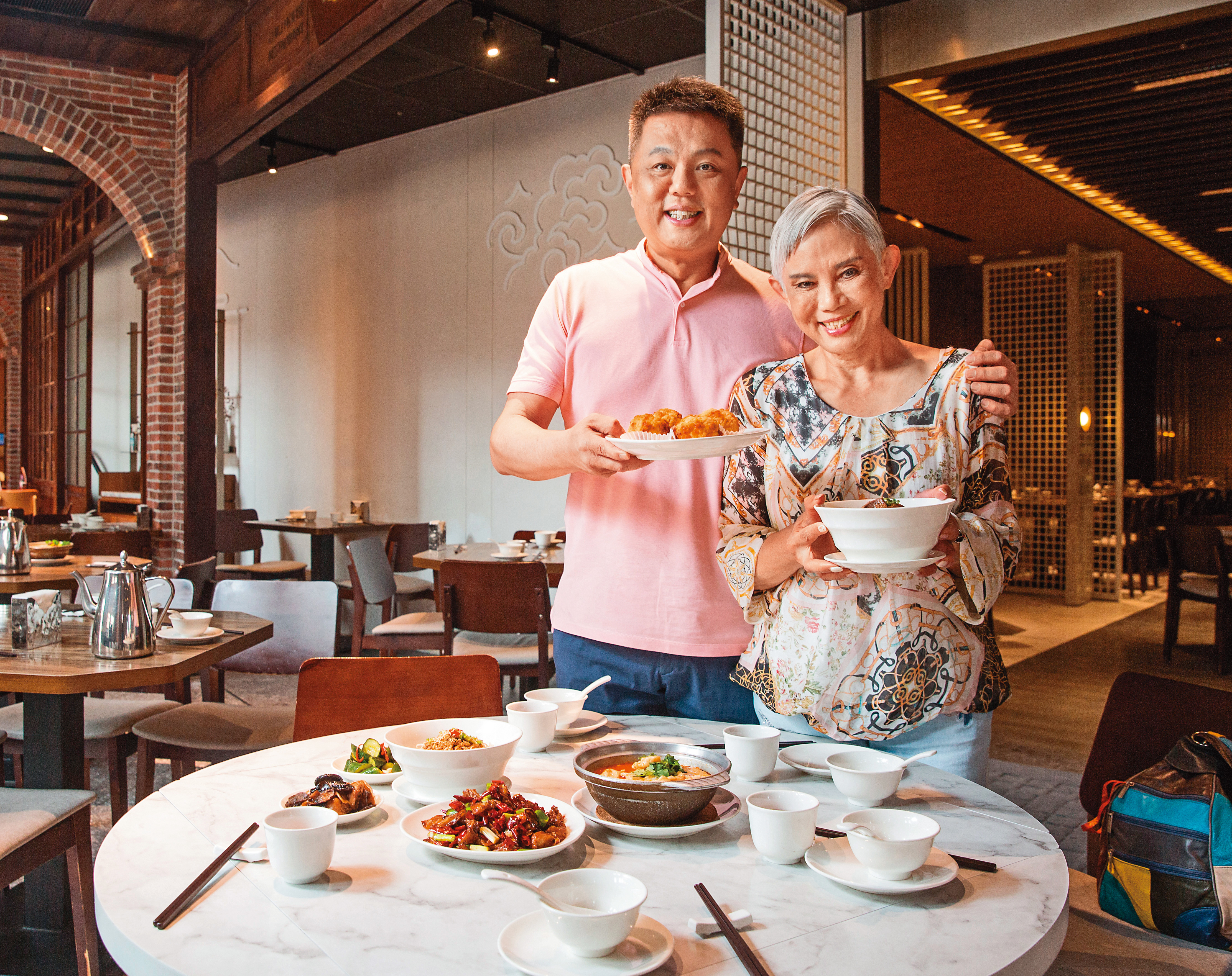 四川吳抄手是71年老字號川菜館，萬敏齊（右）43年前接手，偕子張奕捷（左）拓展百貨門市，將品牌發揚光大。