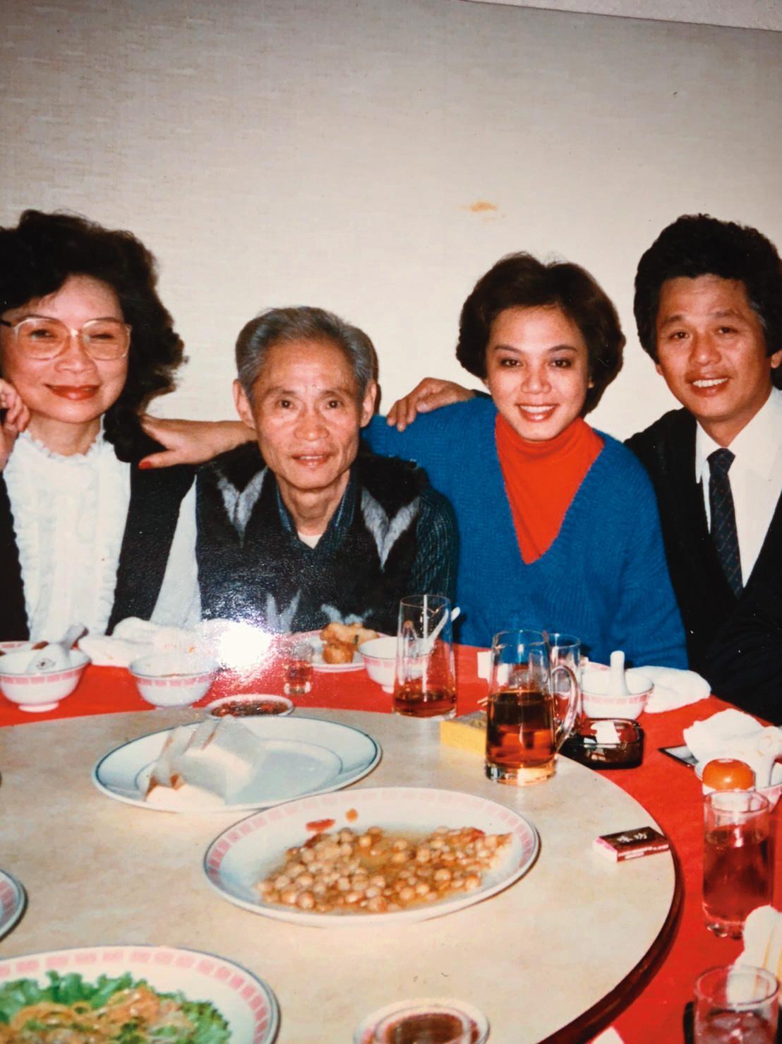 張正憲初中就吃四川吳抄手，與創辦人張治國一家感情好，妻子萬敏齊接手後，找回原班人馬掌廚，讓老滋味重新飄香。（萬敏齊提供）
