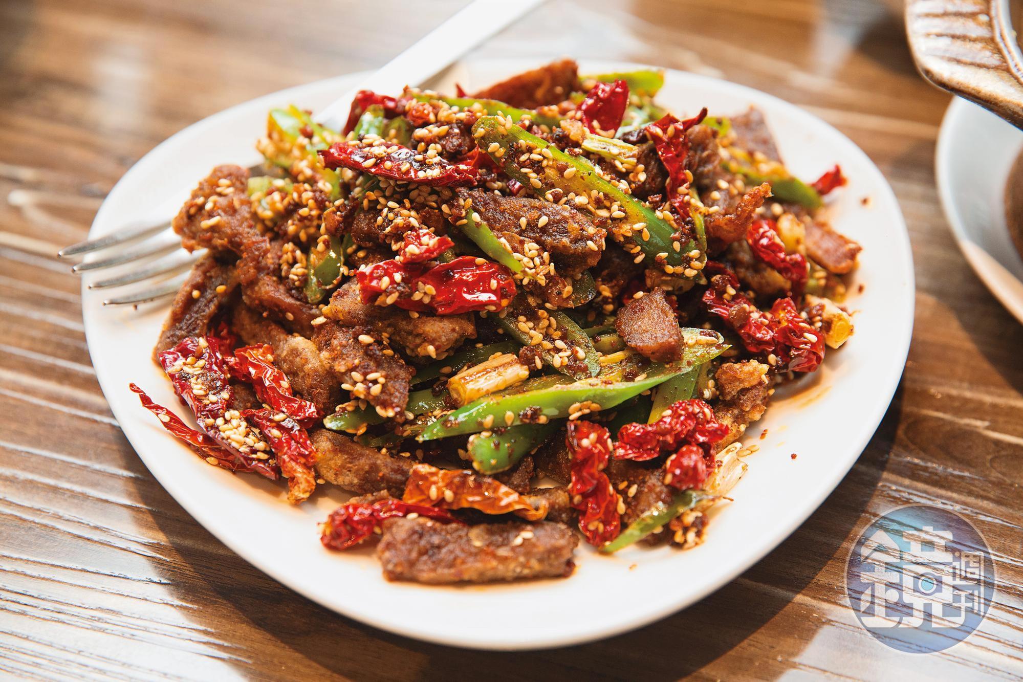 荊椒牛肉條的牛肉得先滷再過熱油，表皮酥香，咀嚼時散發淡淡孜然香。（四八○元／份）
