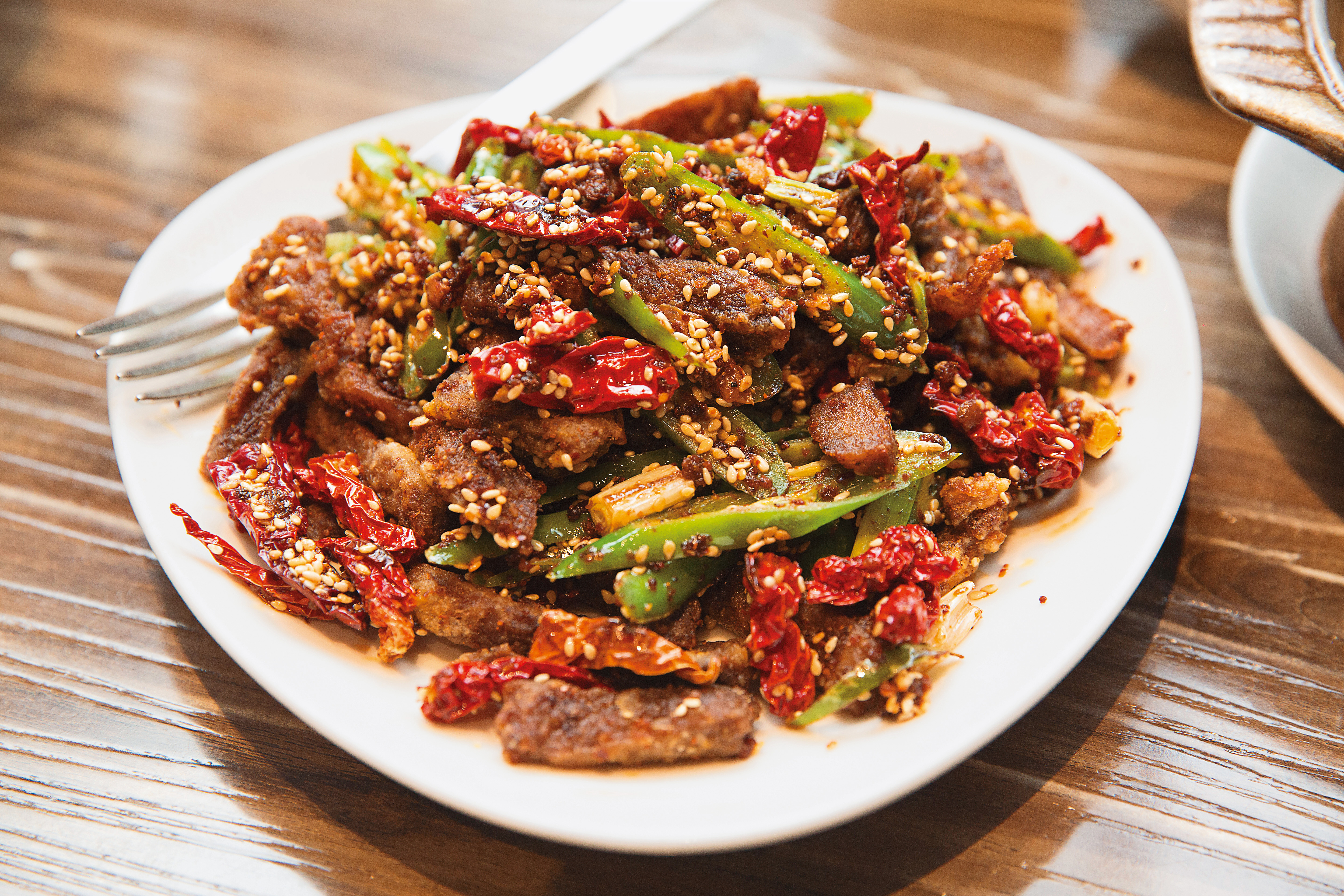 荊椒牛肉條的牛肉得先滷再過熱油，表皮酥香，咀嚼時散發淡淡孜然香。（四八○元／份）