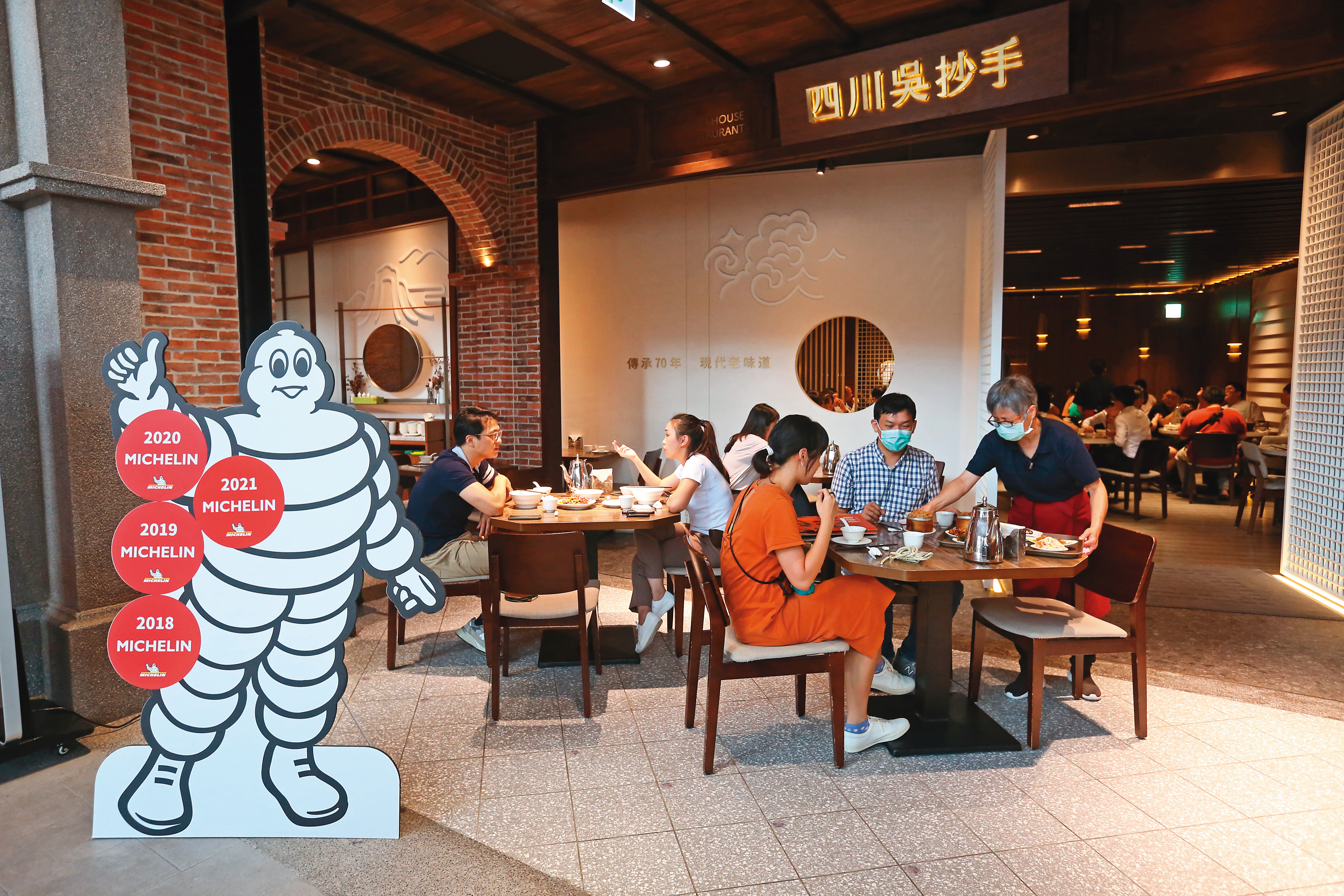 四川吳抄手自2018年起，連續4年拿下米其林餐盤與必比登推薦。圖為遠百信義店用餐人潮眾多。