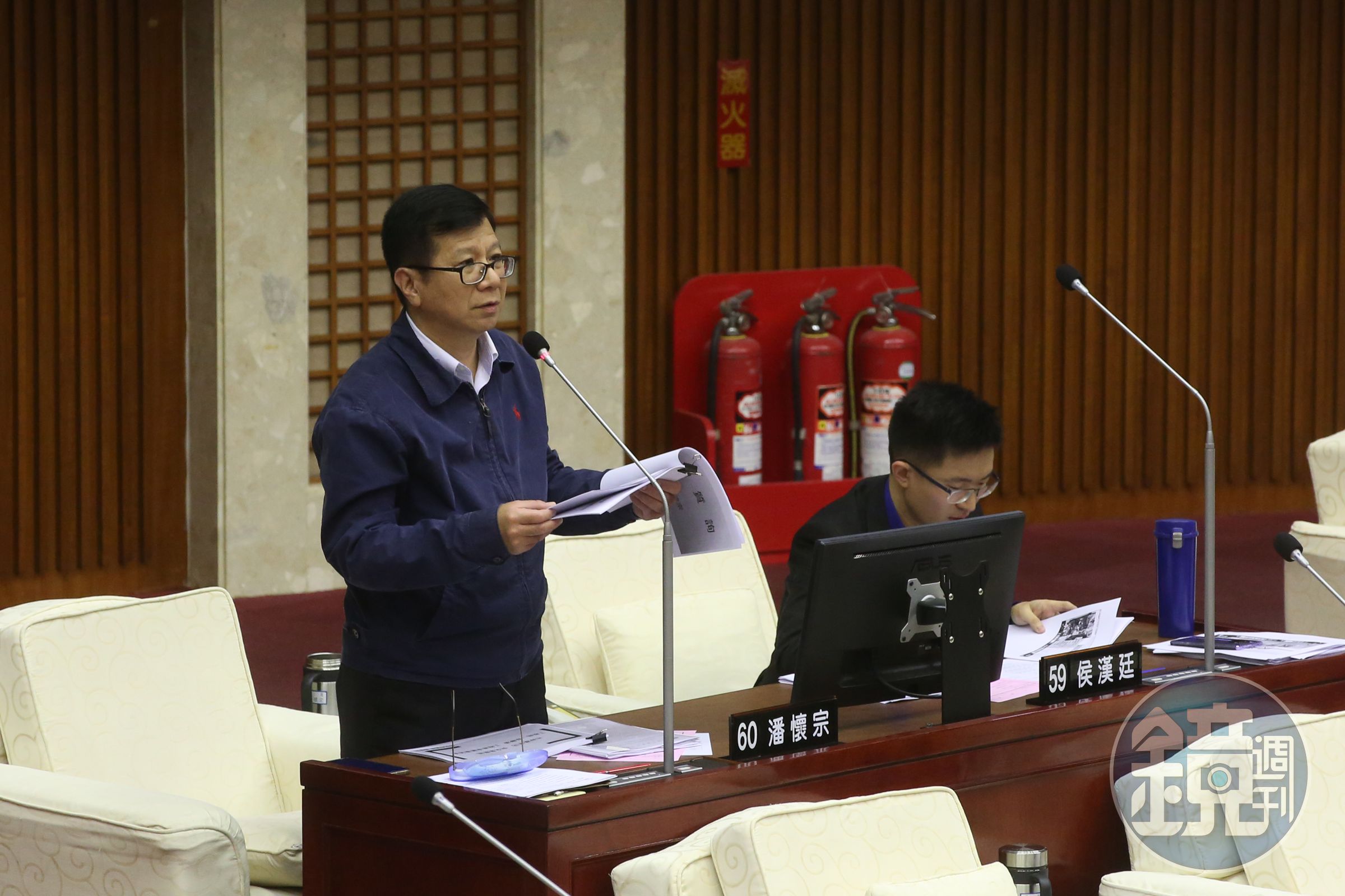 議員潘懷宗（左）因涉貪333萬元遭判刑2年、緩刑5年，昨日檢方未再上訴全案定讞。（本刊資料照）