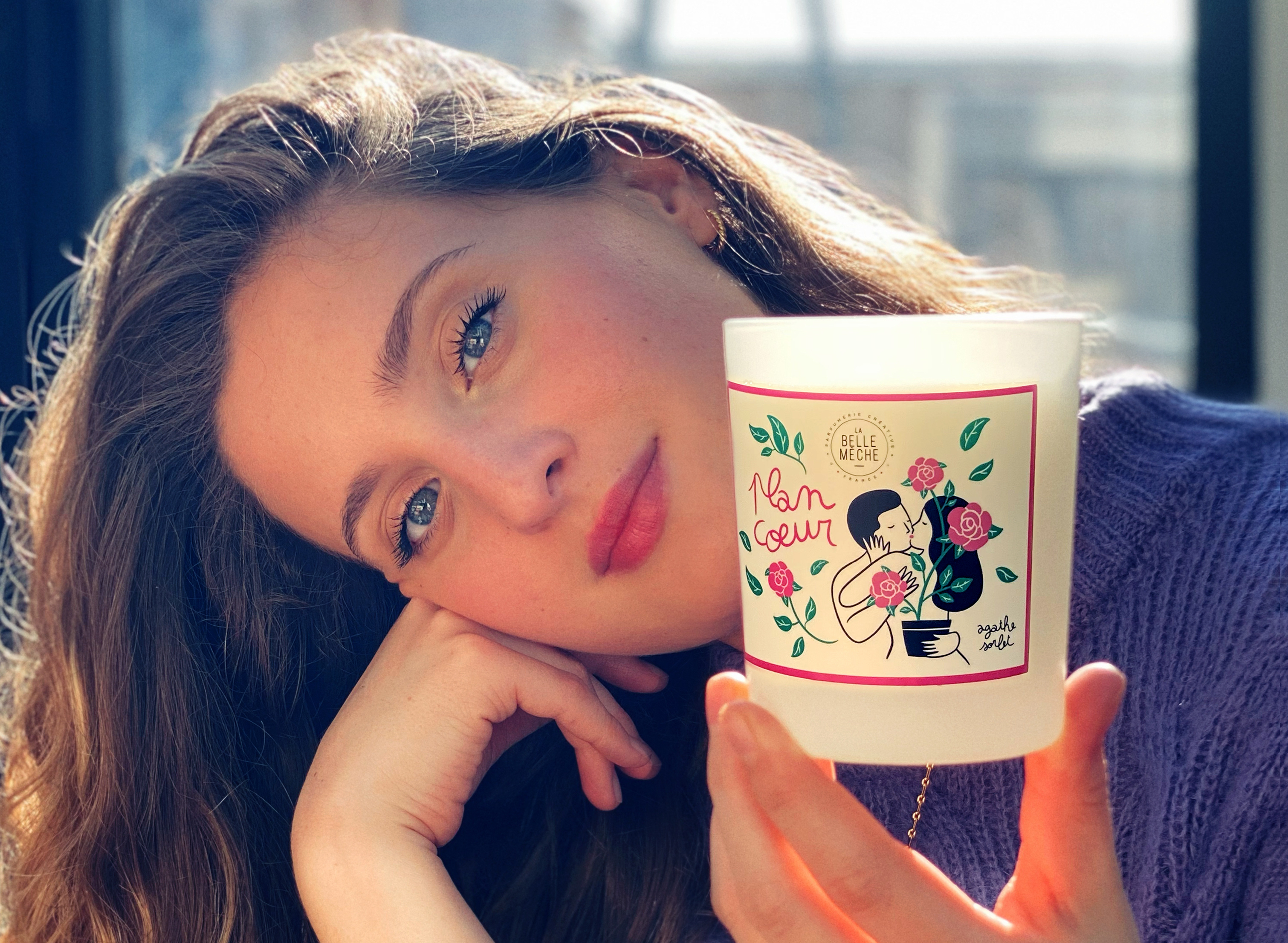 藝術家Agathe Sorlet與她和La Belle Mèche合作推出的一吻傾心香氛蠟燭。（10/10 HOPE提供）