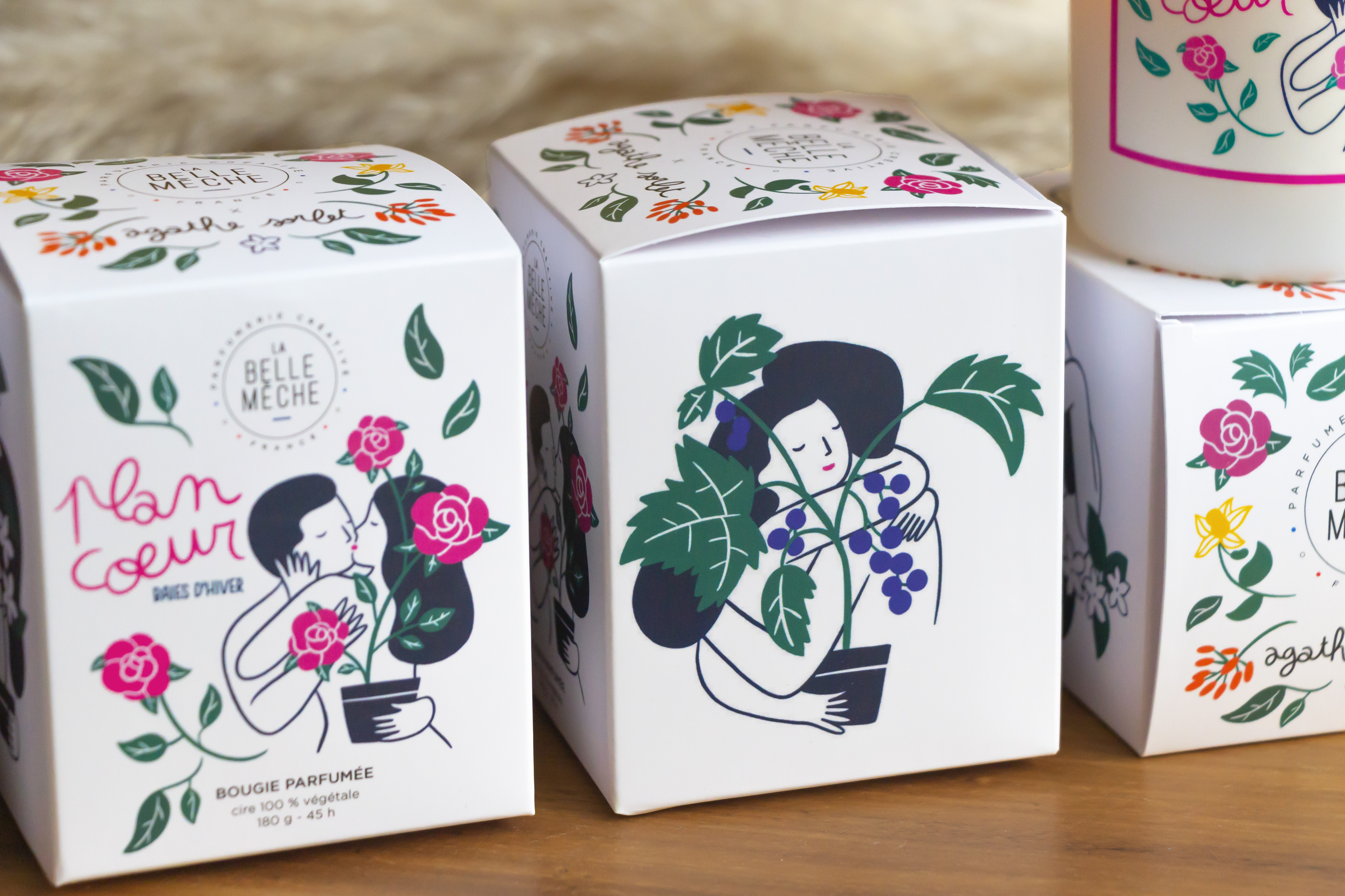 一吻傾心香氛蠟燭在Agathe Sorlet筆下,使用明快且細膩的線條,描繪出伴侶深情又溫柔的情感。(10/10 HOPE提供)