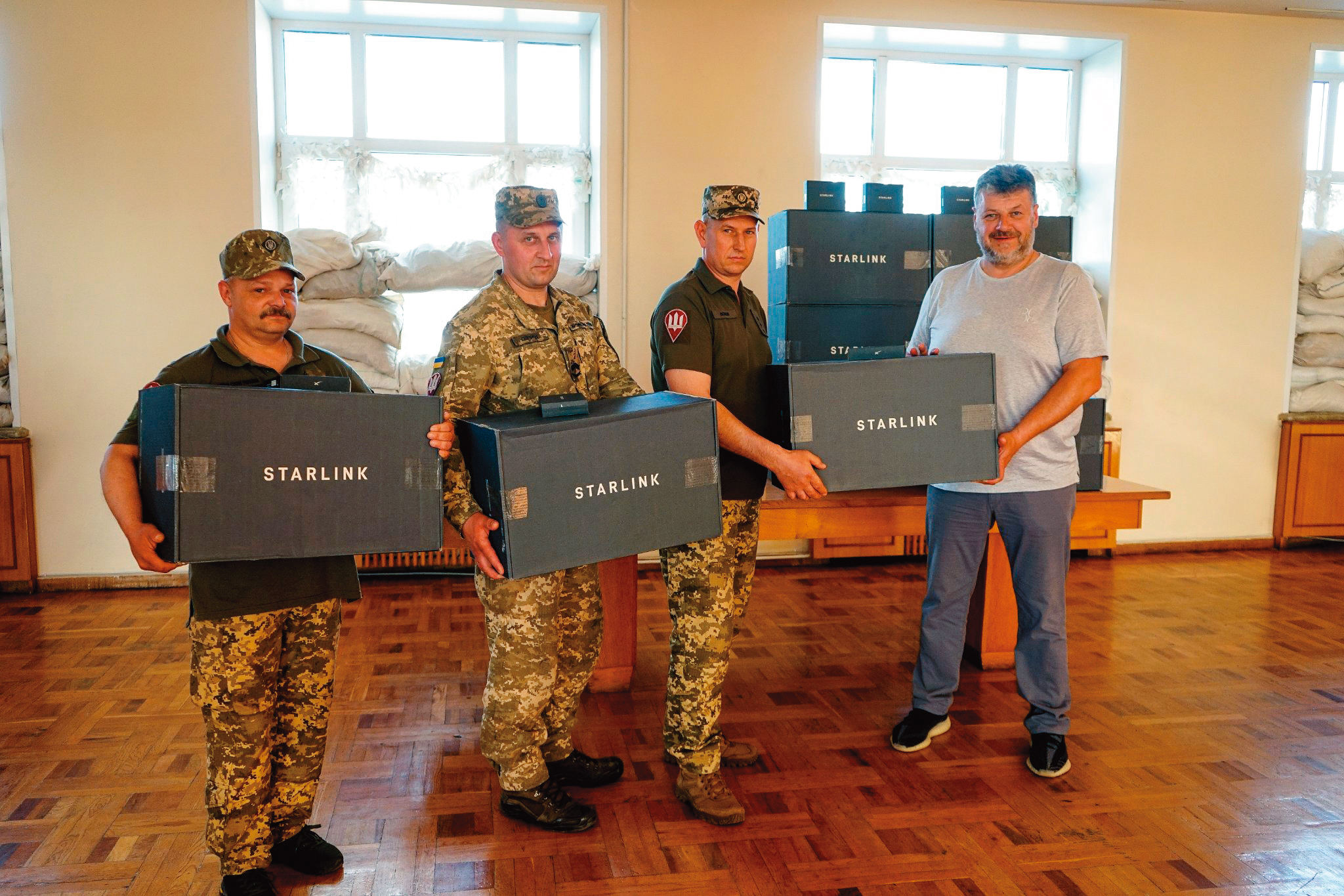 俄烏戰爭摧毀烏克蘭許多電信設施,此時SpaceX的星鏈低軌衛星網路服務,正好派上用場。(翻攝自Vitaly Bunechko臉書)