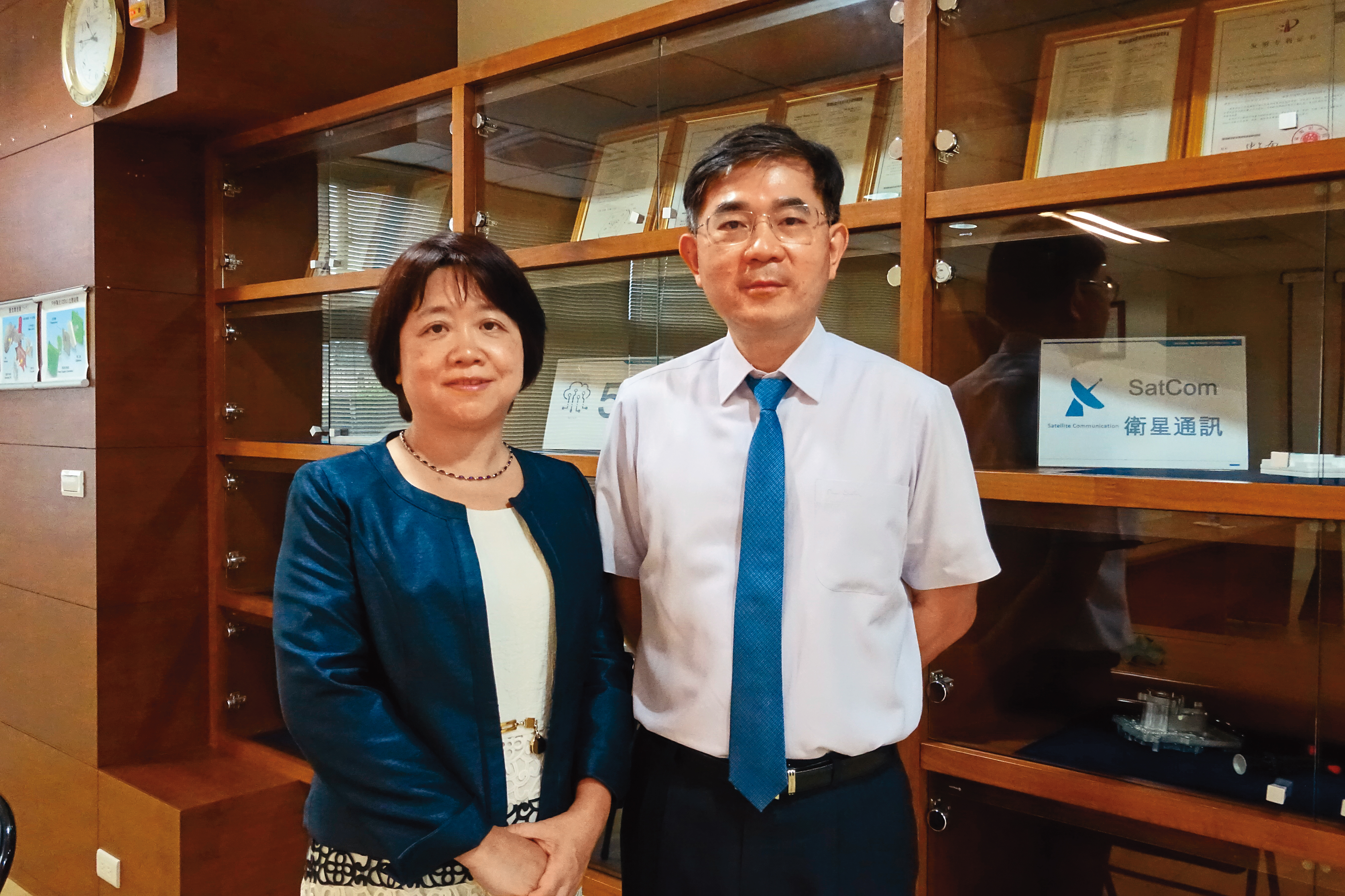 昇達科低軌衛星訂單吃飽飽,是台灣首家同時掌握全球前三大低軌衛星營運商大單的公司。(圖左為昇達科董事長陳淑敏、圖右為總經理吳東義)
