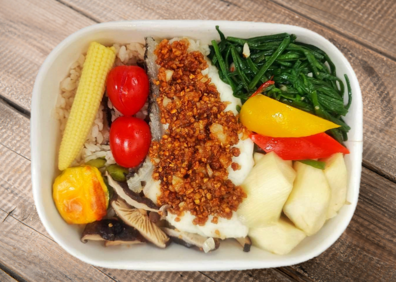 台鐵第二波石斑魚便當開賣，有民眾一早就從桃園衝到台北支持。（台鐵提供）