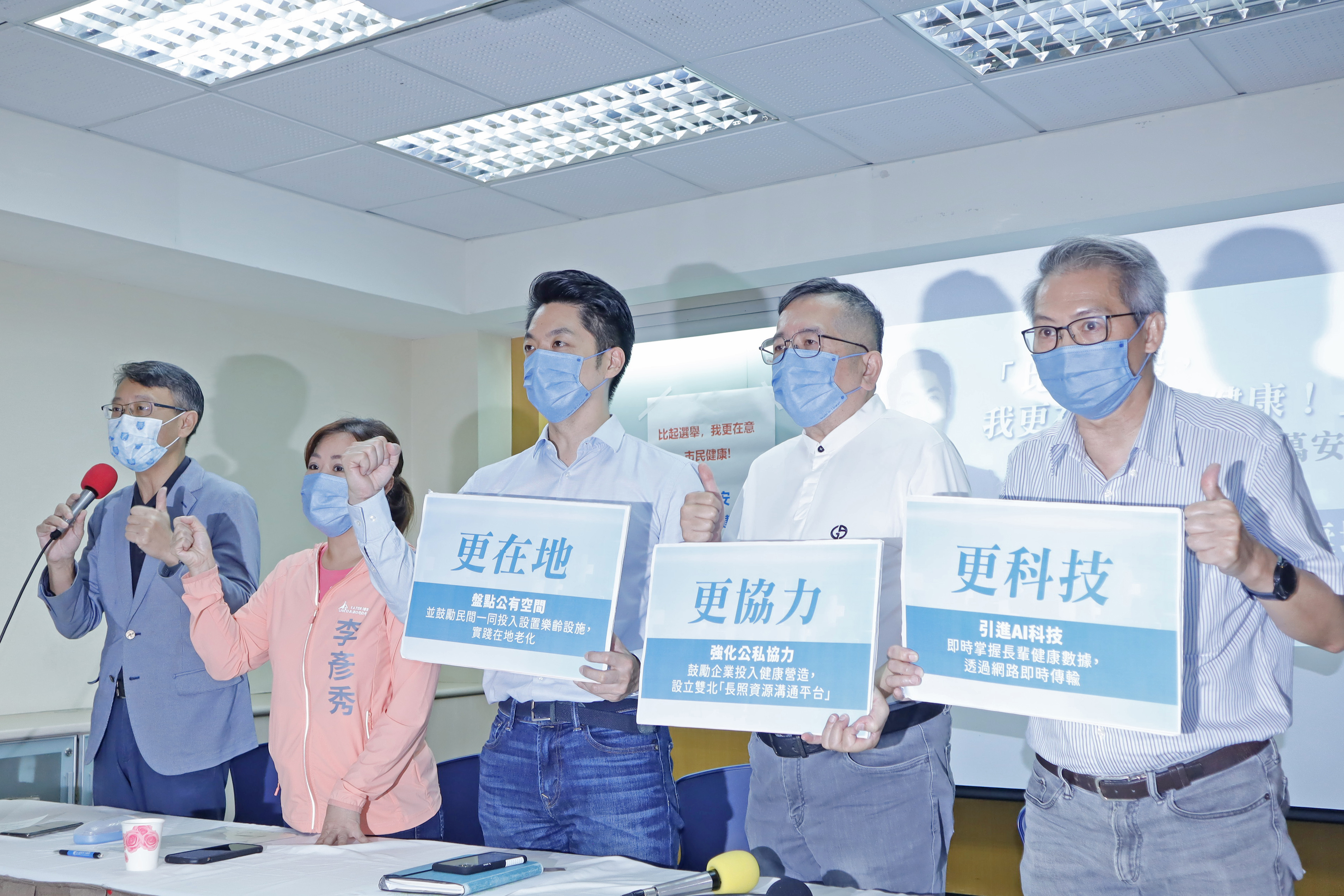 蔣萬安今上午出席活動強調，團隊沒有出走潮，反而越來越擴大，並稱自己「沒有任何躺平」，是會奮戰到最後一刻的戰士。（蔣萬安辦公室提供）