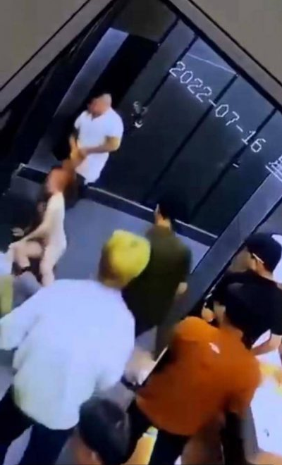 少年反駁自己旁觀不救，而是協助報警。（翻自微博）