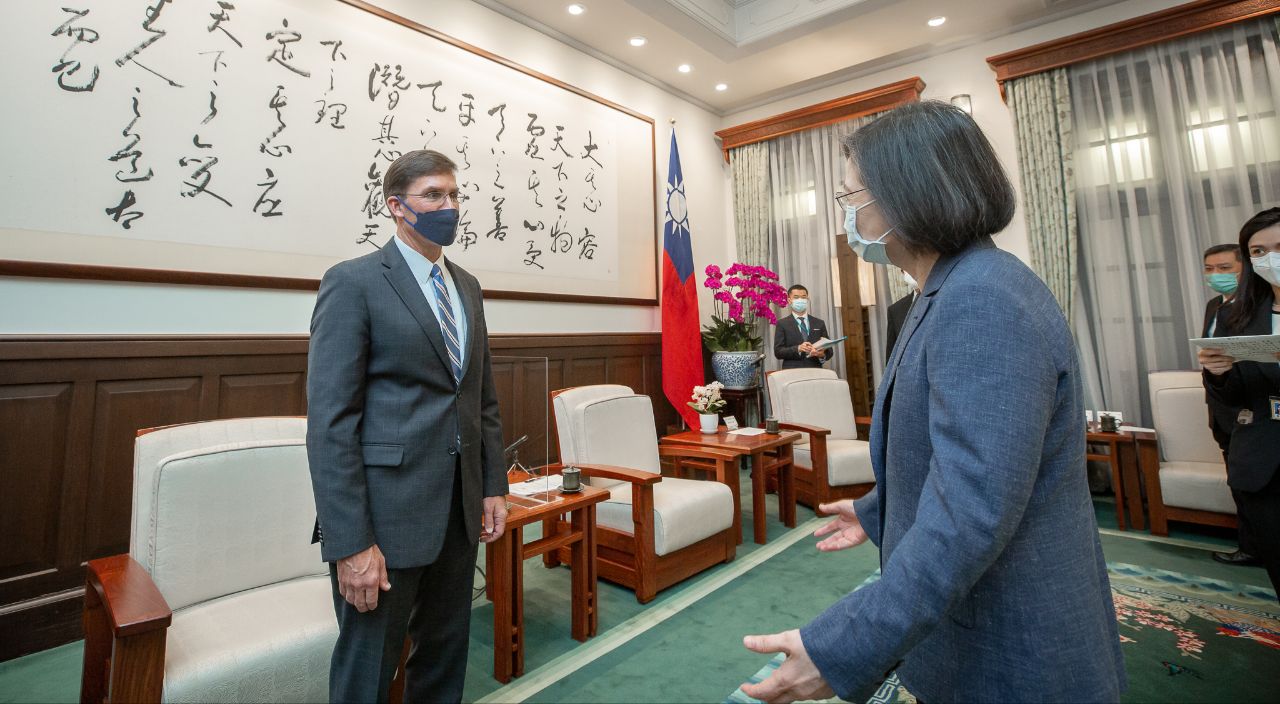 美前防長艾斯培近日訪台，晉見總統蔡英文。訪台期間被問及關於台灣的軍事防禦，他也做出建議。（翻攝自蔡英文推特）