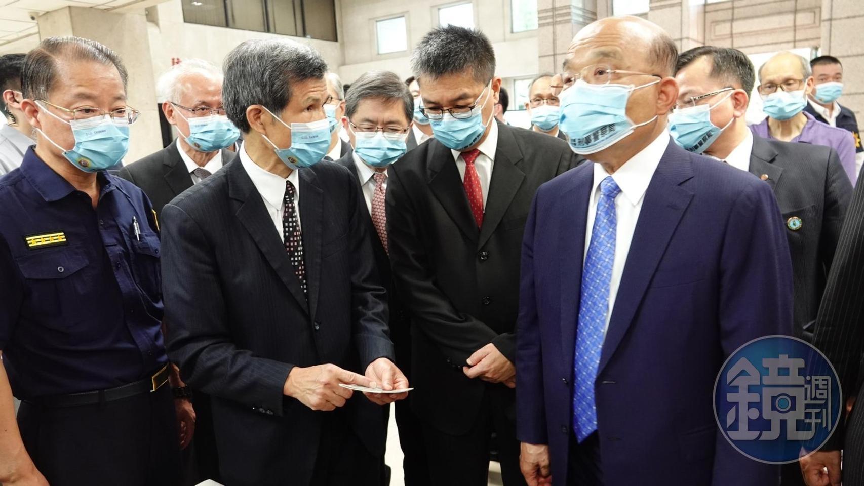 刑事局長李西河(左2)向蘇貞昌解說犯罪集團手法。