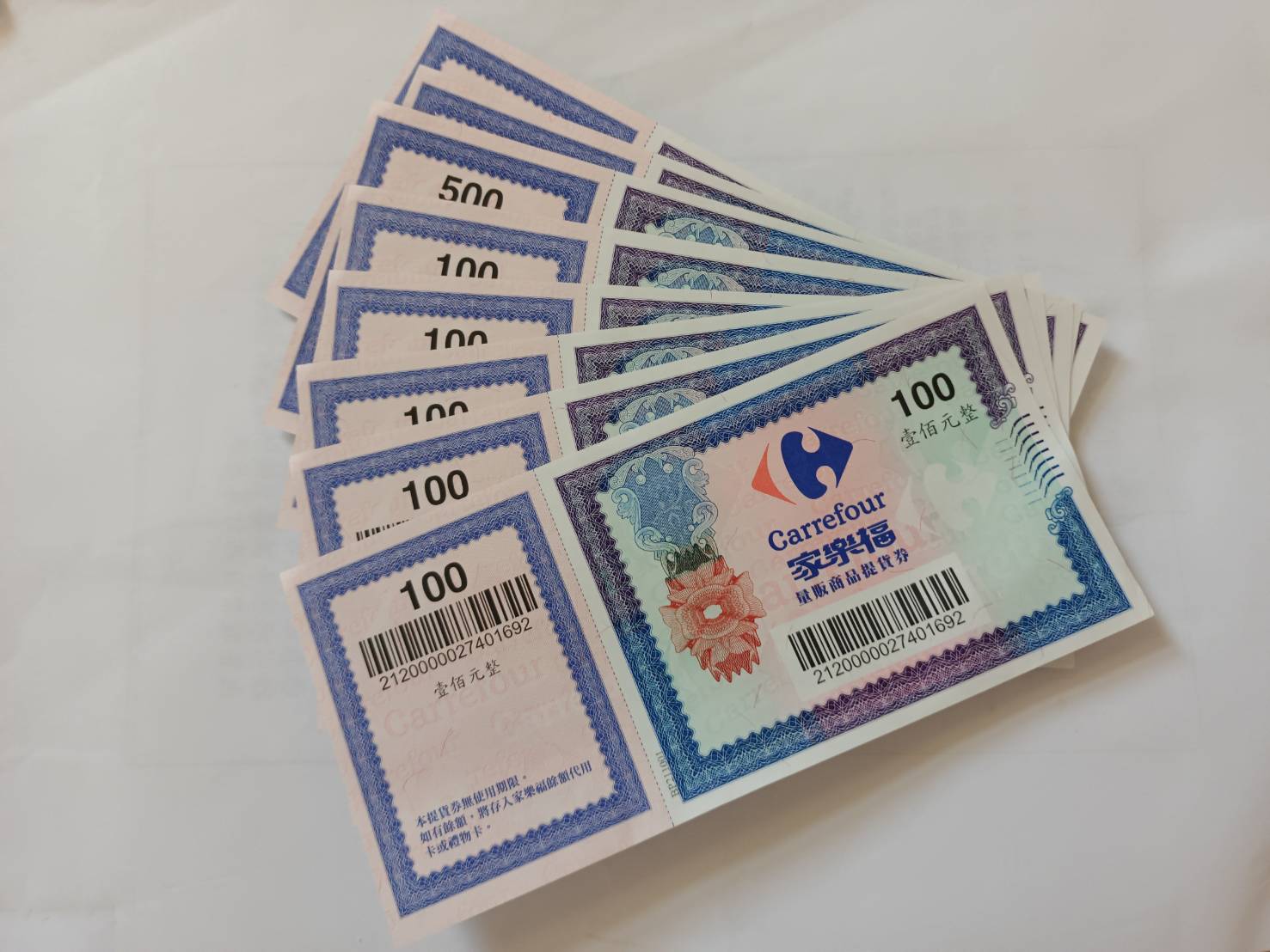 中山大學楊姓職員因積欠賭債缺錢，竟拿走學校的家樂福禮券變賣。