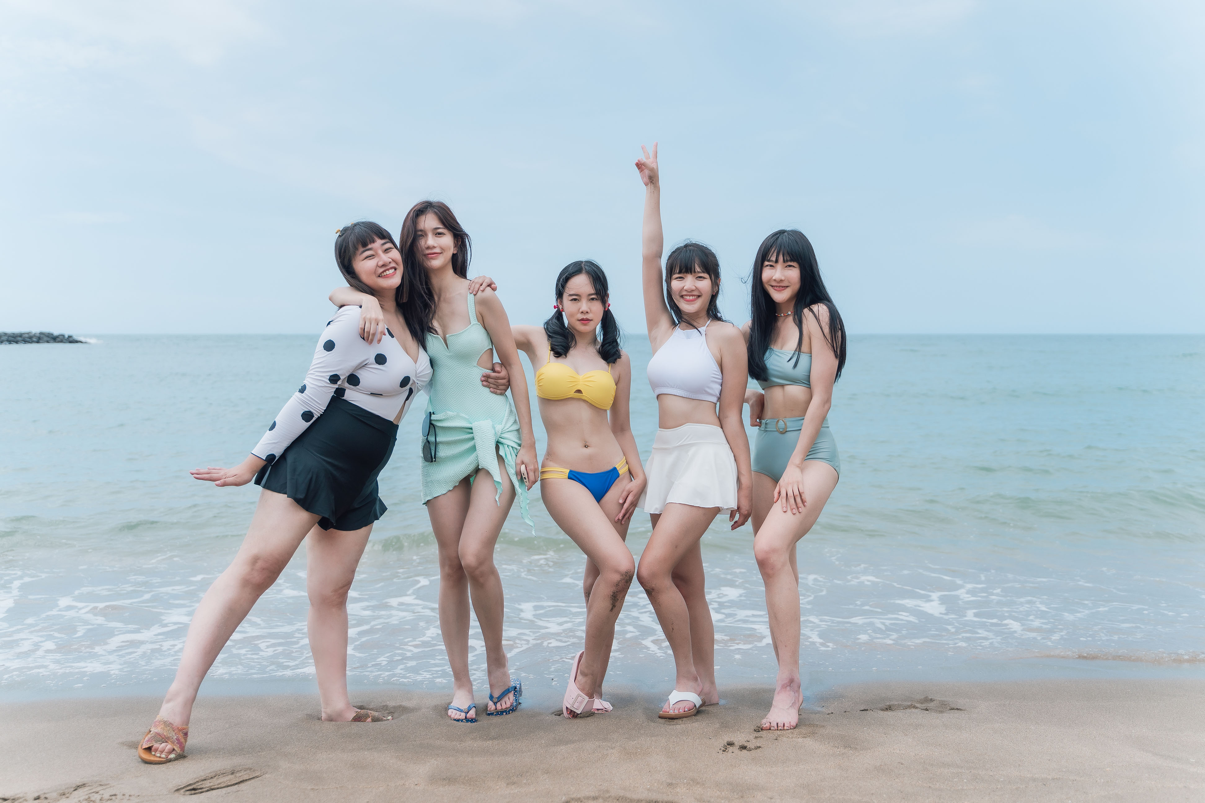 機智女星大秀比基尼，李星璐（左起）、鄭芯恩、孔令元、馮容潔、賴雅琪。（TVBS提供）