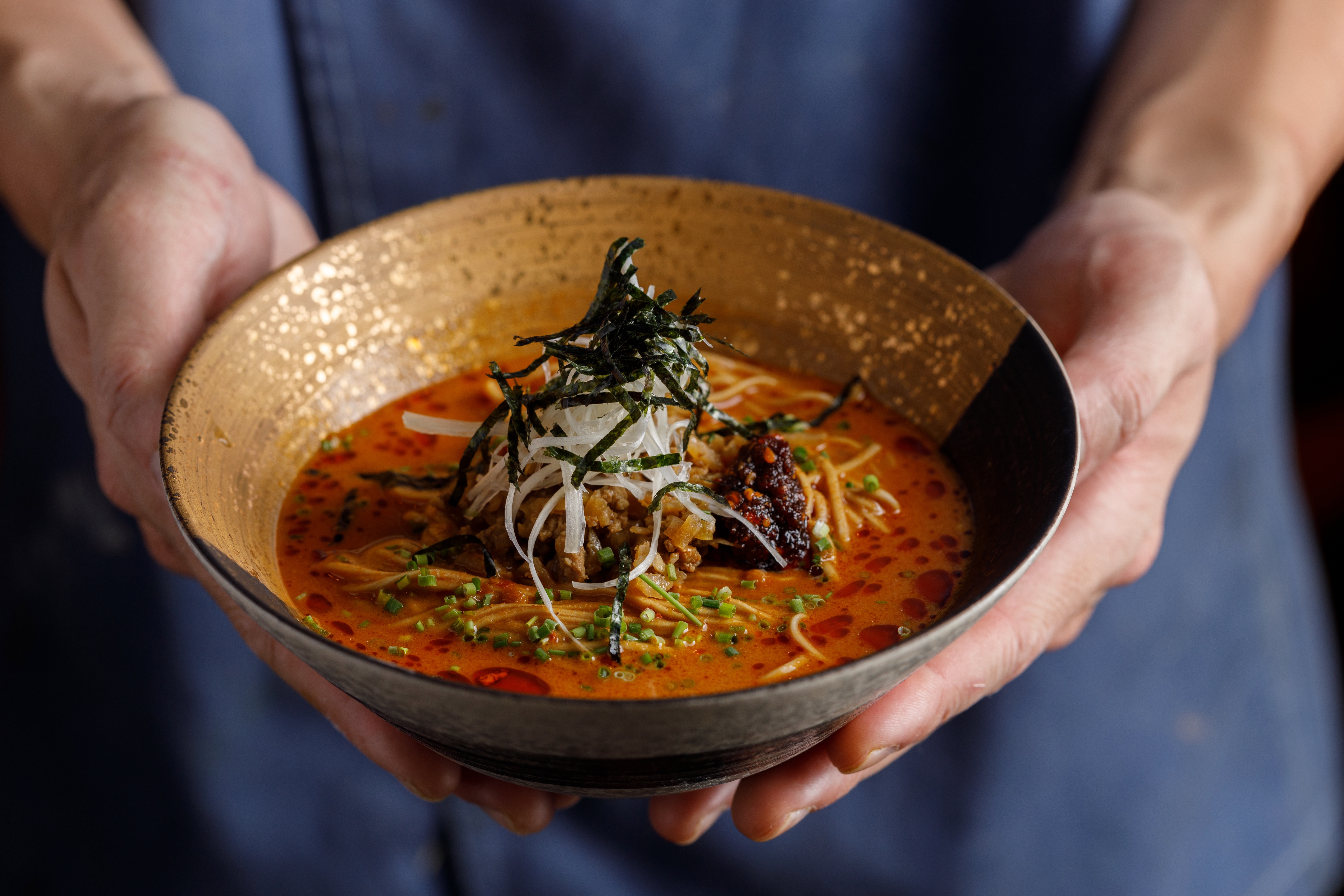 吸起「担担麵」，細麵條不爛糊，也能帶起濃稠醬汁，肉臊搭配榨菜，滿足台灣人的味蕾，麵吃完可免費續加日本米飯。（260元／碗）