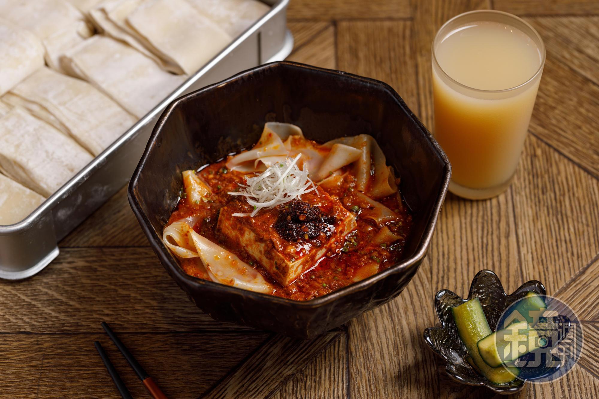 「麻婆豆腐麵」的厚實有機豆腐來自彰化黃豆屋，寬麵薄透，醬汁噴香惹味。（260元／碗）