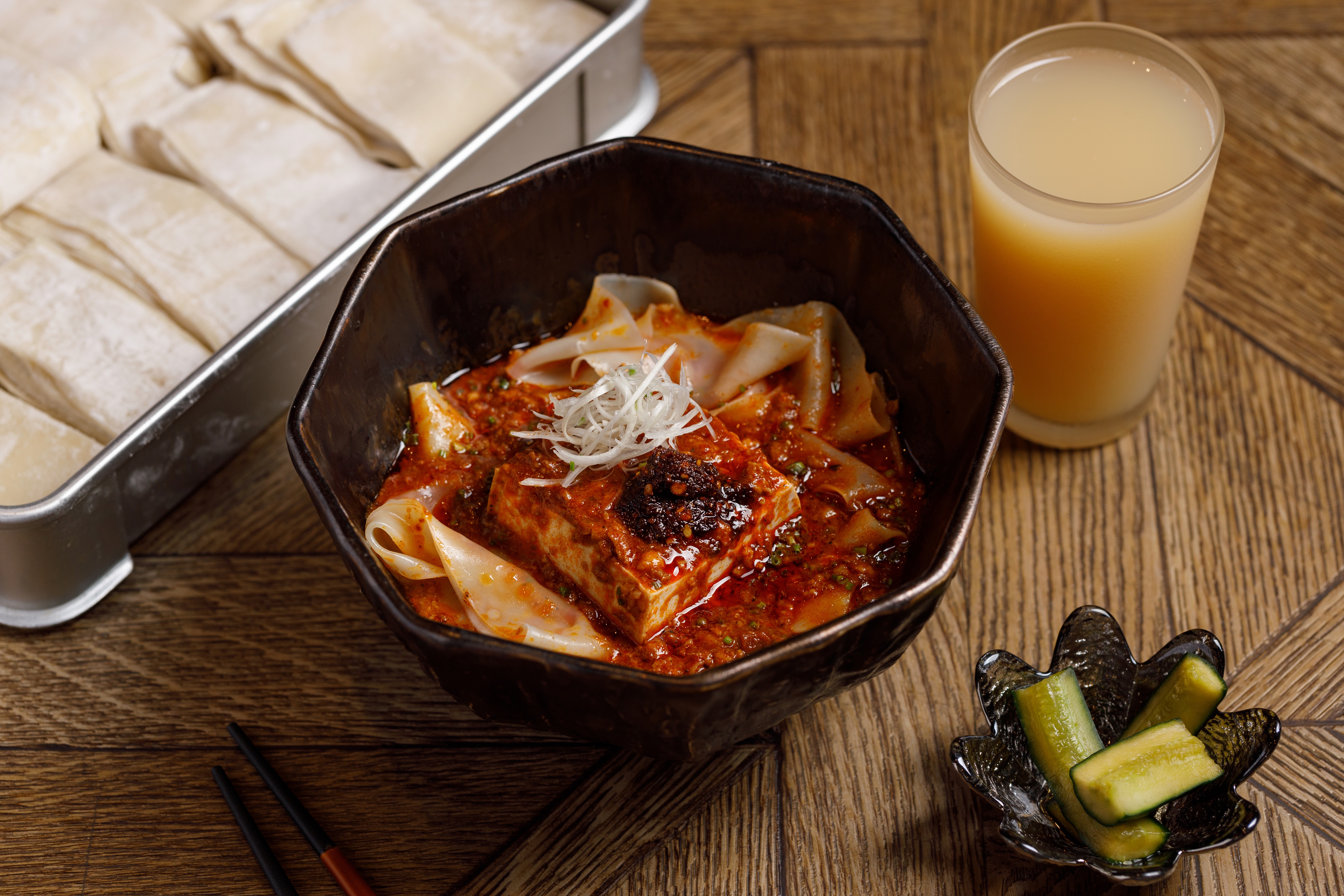 「麻婆豆腐麵」的厚實有機豆腐來自彰化黃豆屋，寬麵薄透，醬汁噴香惹味。（260元／碗）