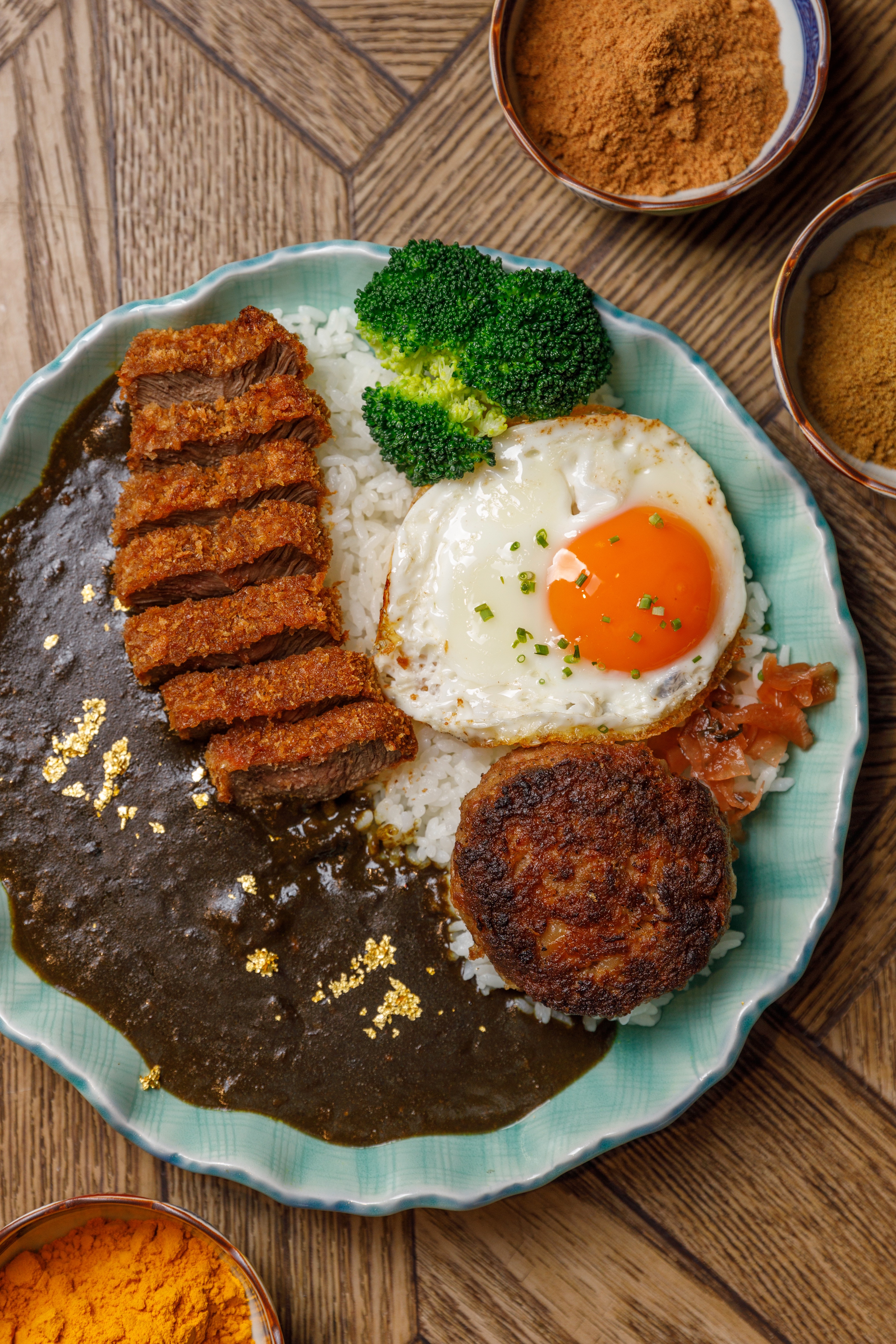 浪漫限定料理「黑・巧克力咖哩」以沖繩黑糖、80％以上巧克力熬煮，帶有深邃厚度，炸牛排＋A5和牛漢堡排的組合，大呼過癮。（980元／份，現無提供，可包場客製）