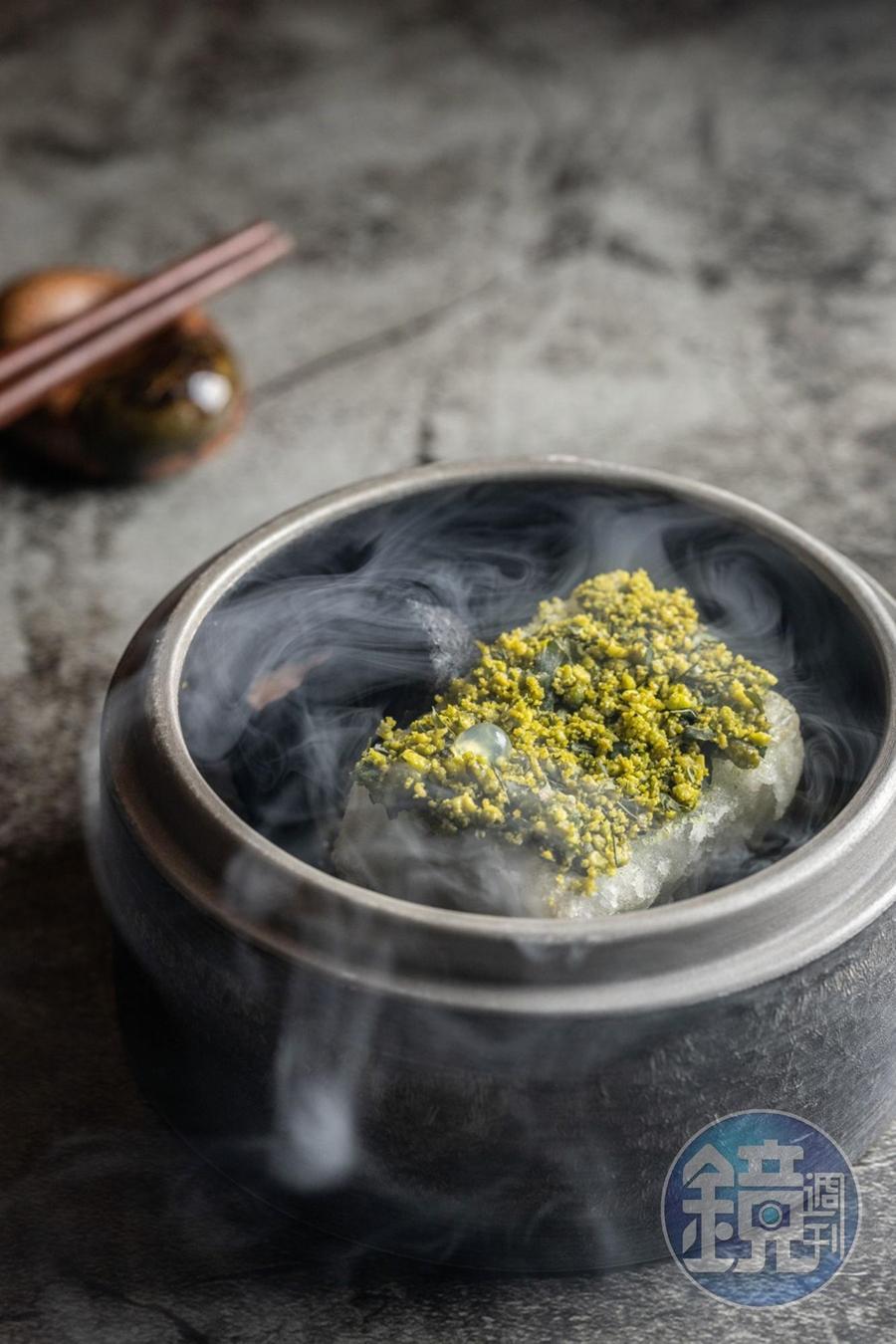 「山苔」上桌前注入核桃木香氣，蓋子一開煙霧繚繞，宛如走進山林。