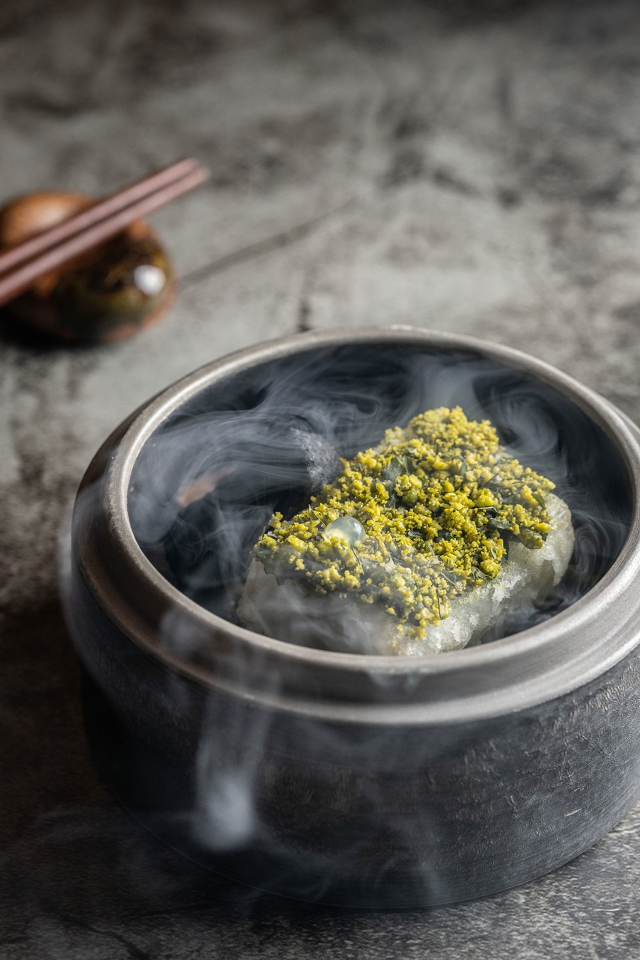 「山苔」上桌前注入核桃木香氣，蓋子一開煙霧繚繞，宛如走進山林。