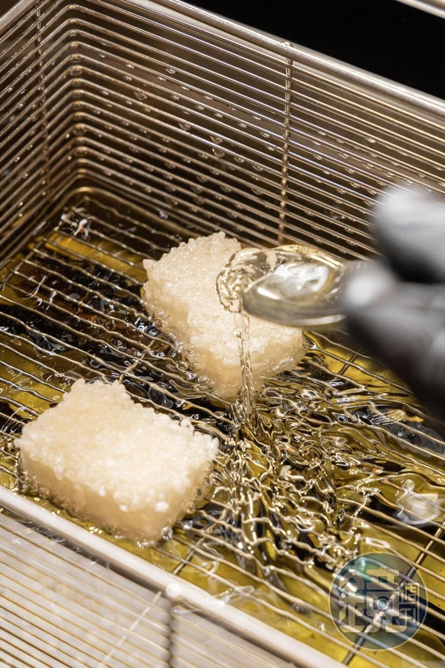 蔬食版糕渣放入熱油酥炸。