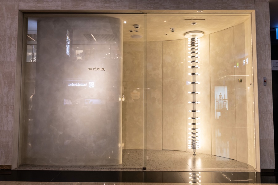 「Curious」門面展示台灣當代聲音創作藝術家「姚仲涵」為餐廳創作的展品，由燈管串起的一棵光樹。