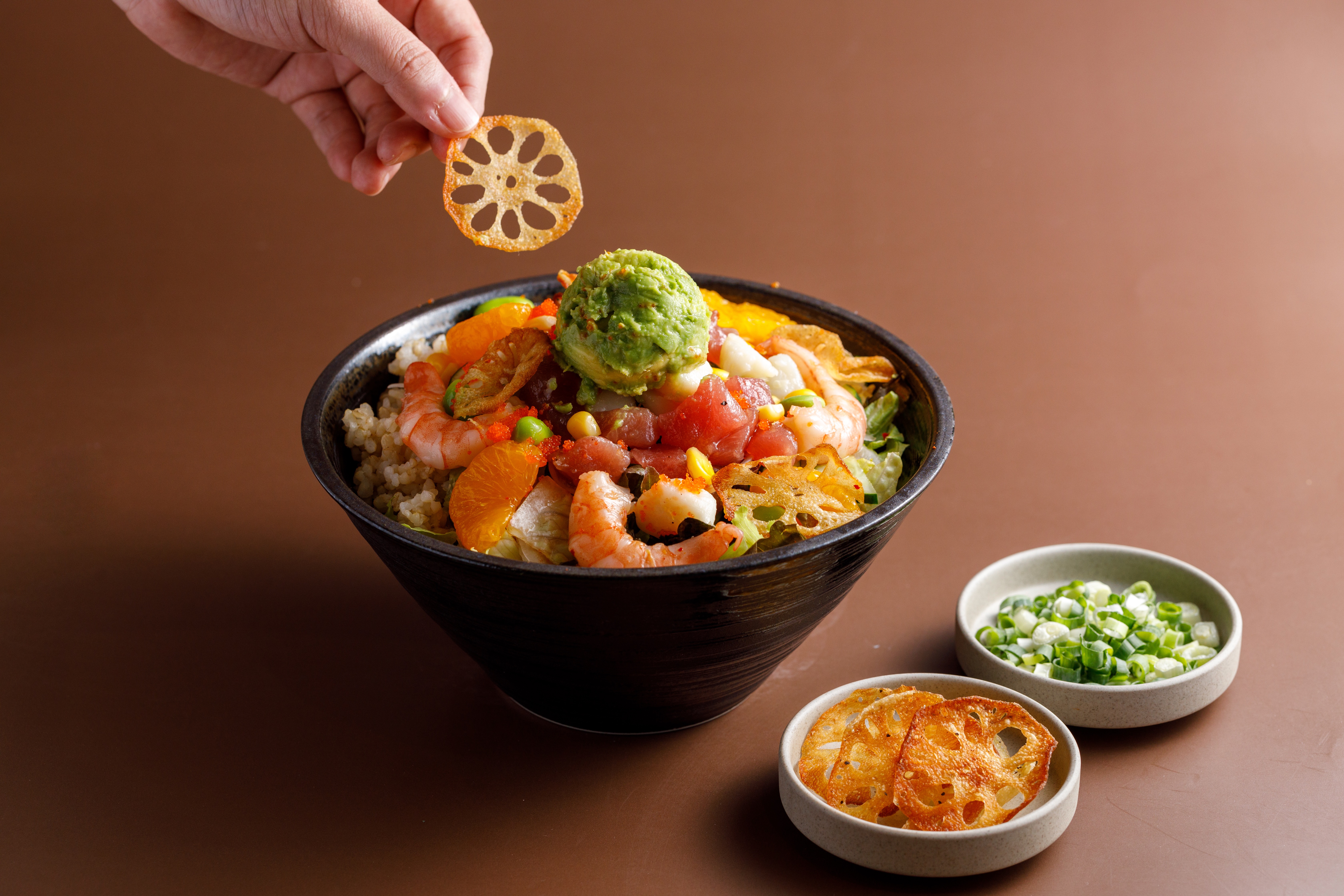 「Poke Your Way 」可自由挑選喜歡的食材組合成夏威夷特餐，我選了一半糙米、一半生菜沙拉，搭配鮪魚、鮮蝦、酪梨、干貝、自家炸的蓮藕脆脆，把明星配料點好點滿。（310元／碗）