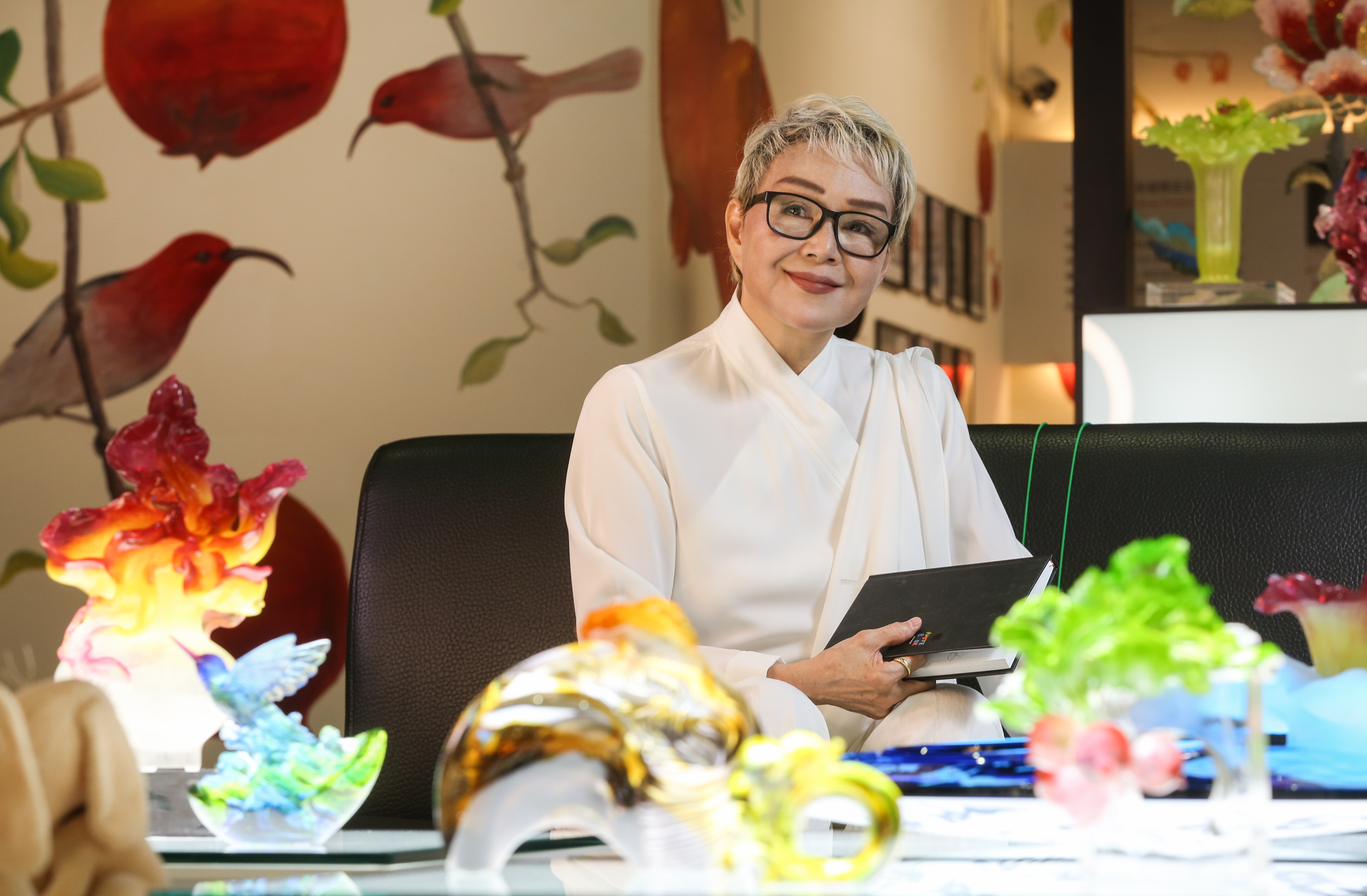 從演員、琉璃藝術家，到扛起琉璃工房全球300多位員工、30多個藝廊據點營運重任的董事長，楊惠姍今年5月新推出的五行神獸手工皂，帶著團隊持續往前走。