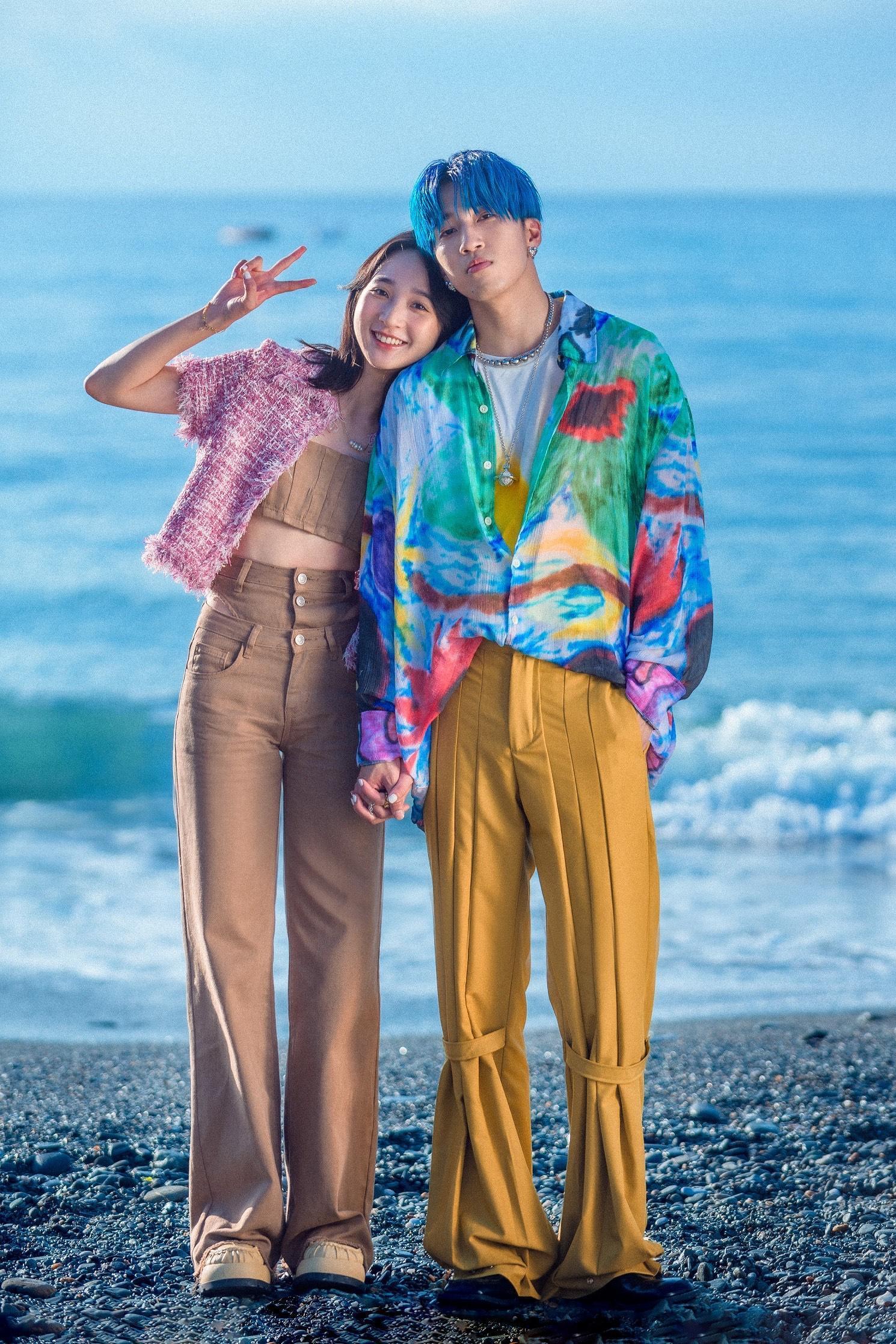 婁峻碩與李沐扮演一日限定的甜蜜情侶，十指緊扣談戀愛。（想不到音樂工作室提供）