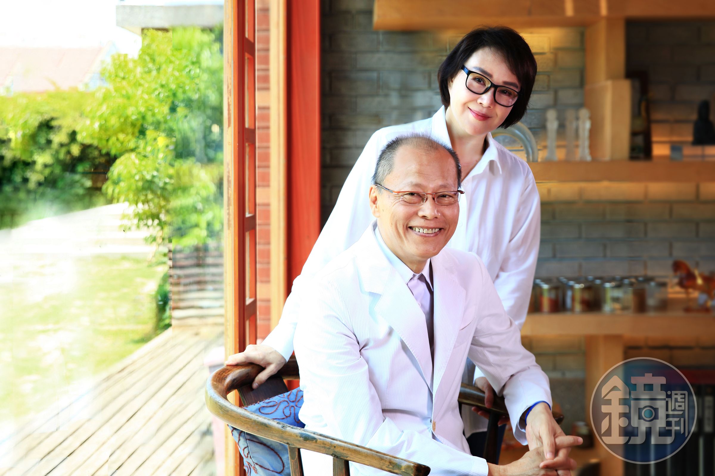 琉璃工房創立以來，董事長楊惠姍（右）專注於琉璃設計與製作，擔任執行長的張毅（左）則主導營運管理方針（琉璃工房提供）