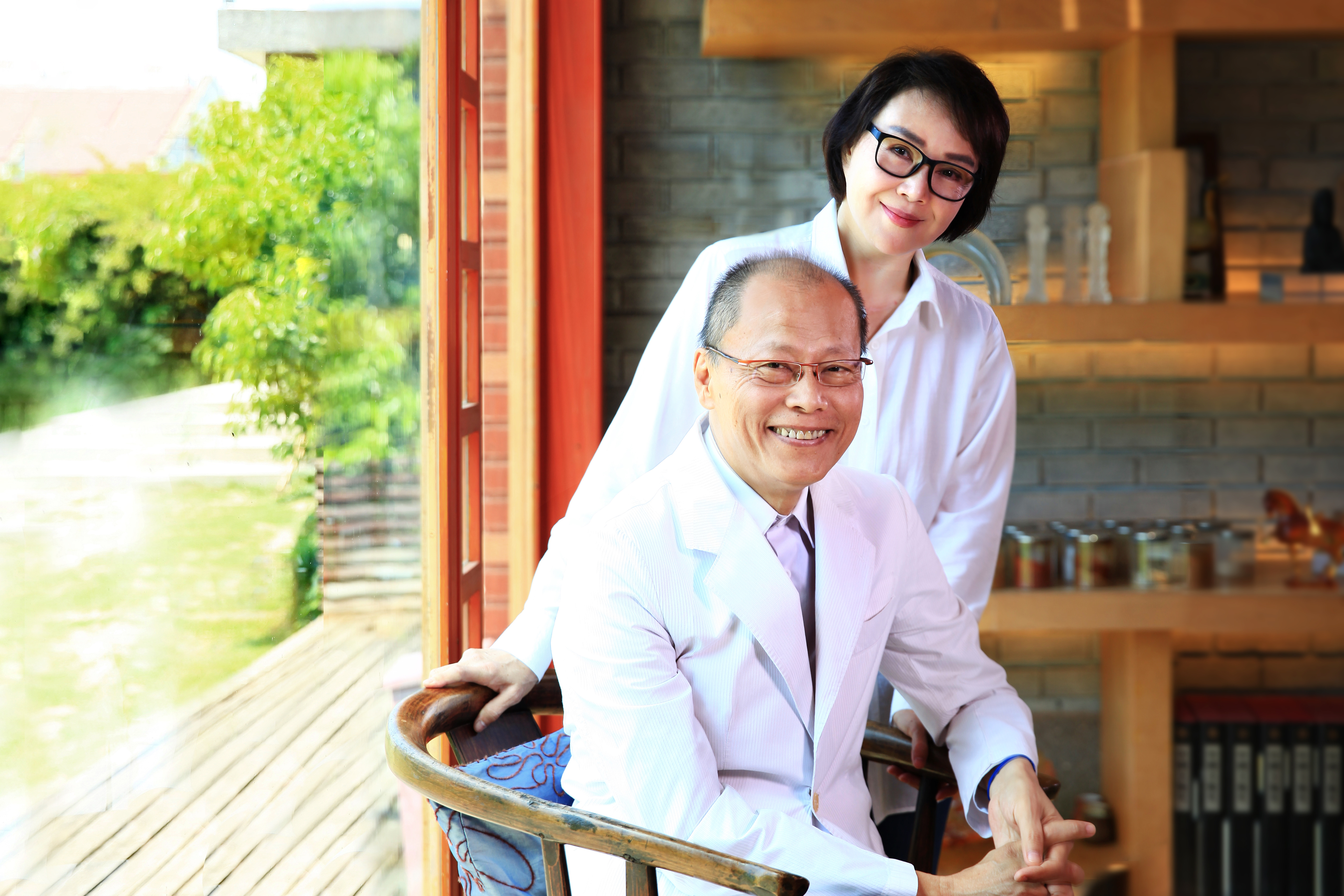 琉璃工房創立以來，董事長楊惠姍（右）專注於琉璃設計與製作，擔任執行長的張毅（左）則主導營運管理方針（琉璃工房提供）