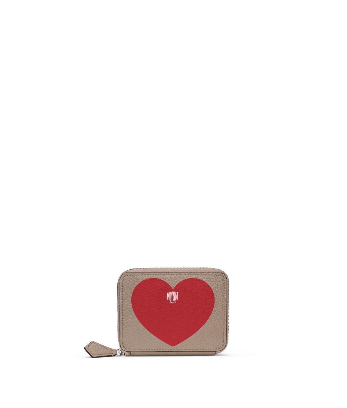 Zippy Heart Marquetryvu斑鳩灰鮮紅色小包。NT$21,300。(MOYNAT提供)