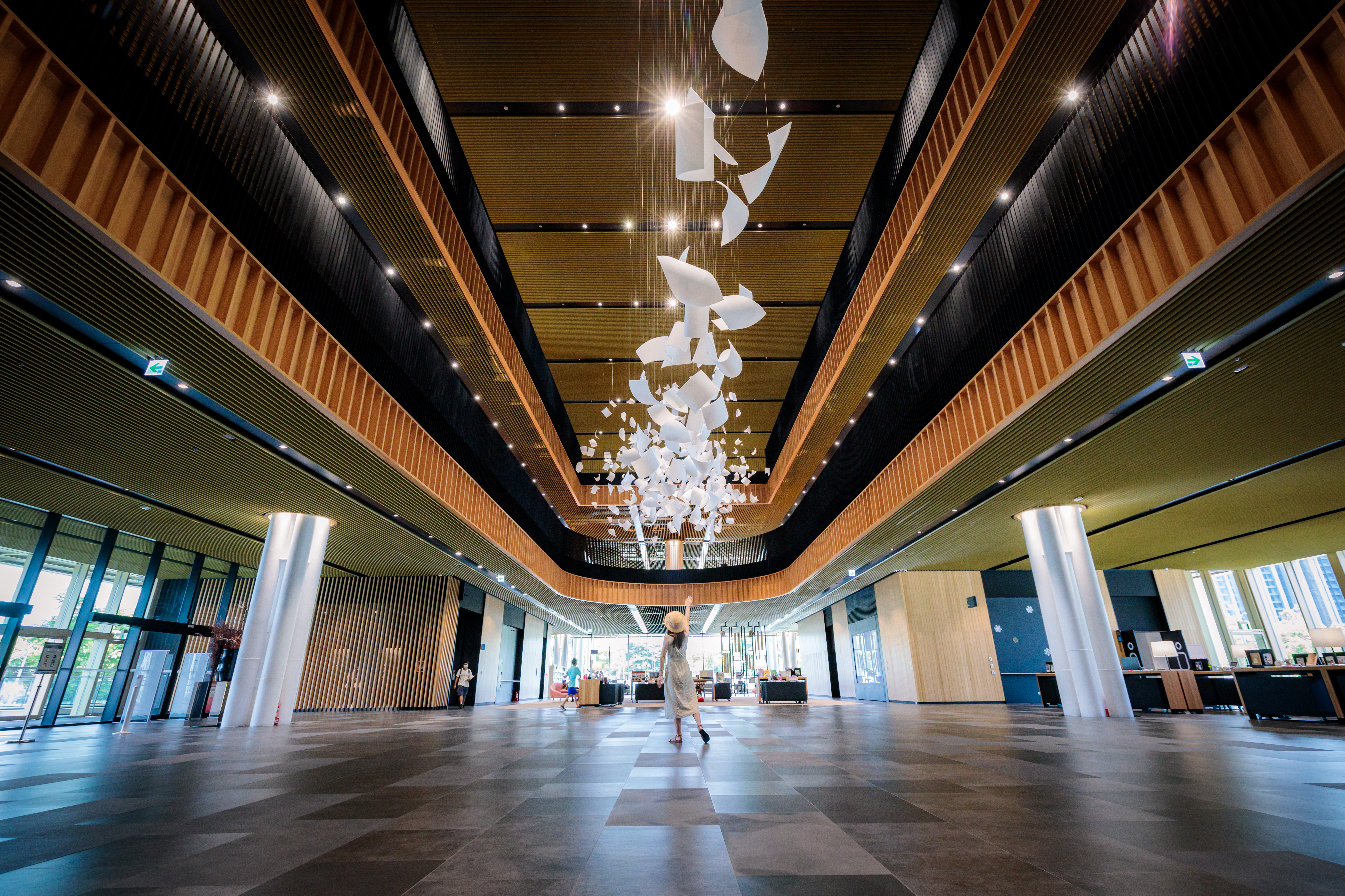 「台南市立圖書館新總館」1樓大廳藝術作品《Wind of 陣風Gust》就像飛落的紙張，時間凍結在分秒中，象徵人們沉浸在書本裡的喜悅。