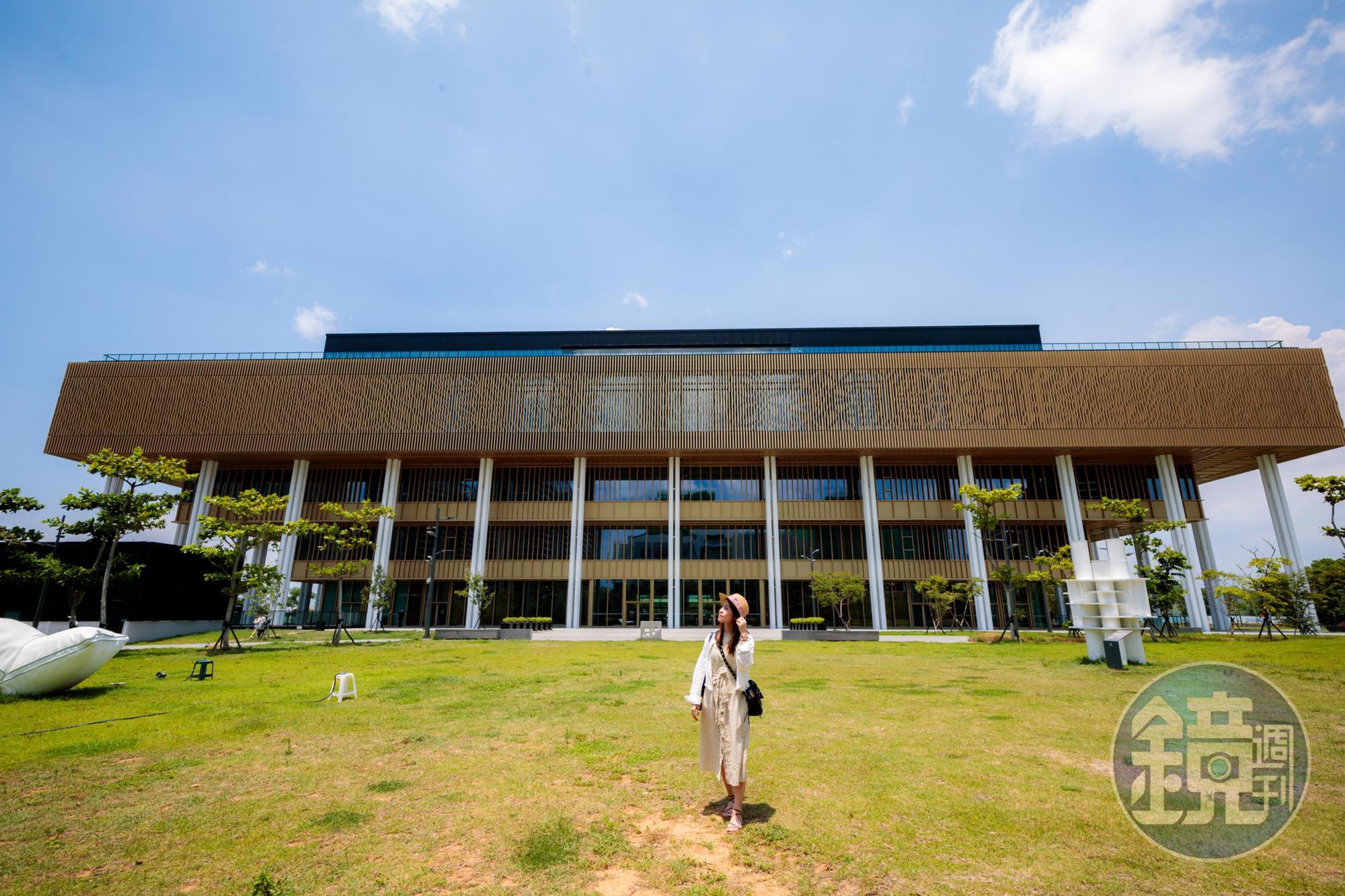 「台南市立圖書館新總館」外觀就像是一棵可供人隨時乘涼的大樹。
