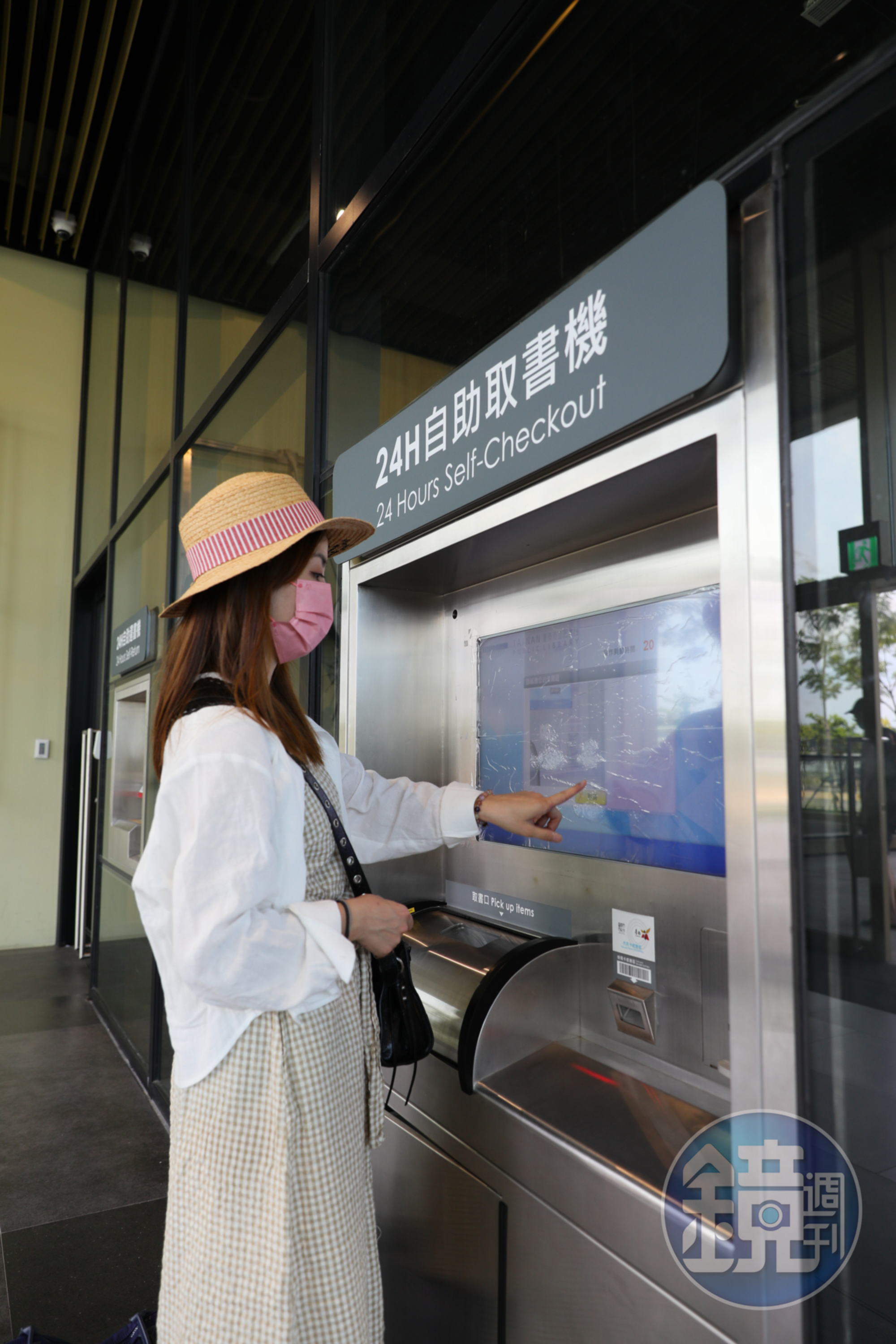 「台南市立圖書館新總館」配有24小時取還書的自動化設備，事先上網選書，隨時可赴一樓拿取或還書。
