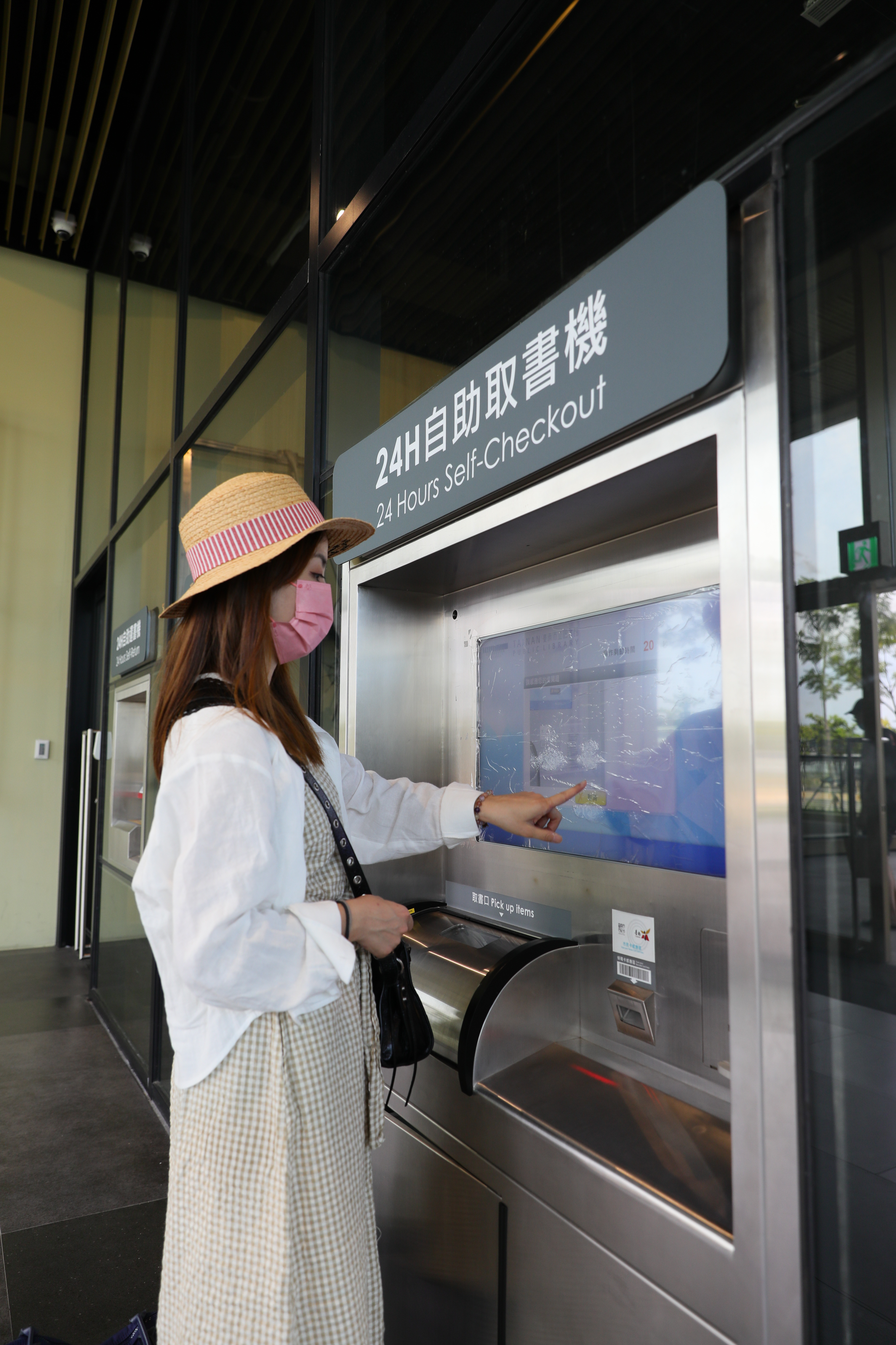 「台南市立圖書館新總館」配有24小時取還書的自動化設備，事先上網選書，隨時可赴一樓拿取或還書。