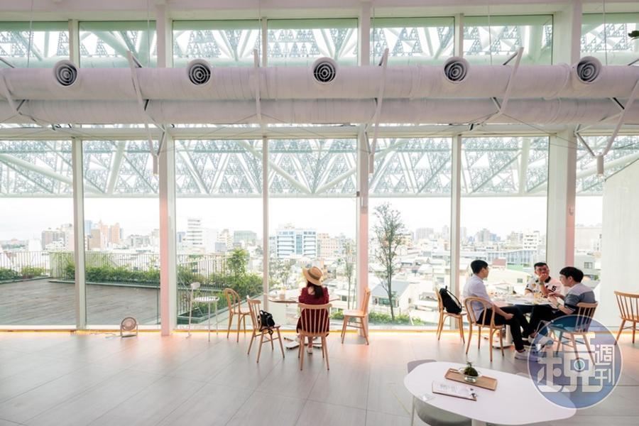 透過美術館頂樓建築保留的玻璃,光線給了這裡最美的詮釋。