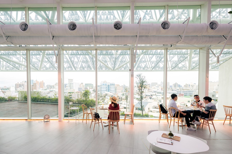 透過美術館頂樓建築保留的玻璃，光線給了這裡最美的詮釋。