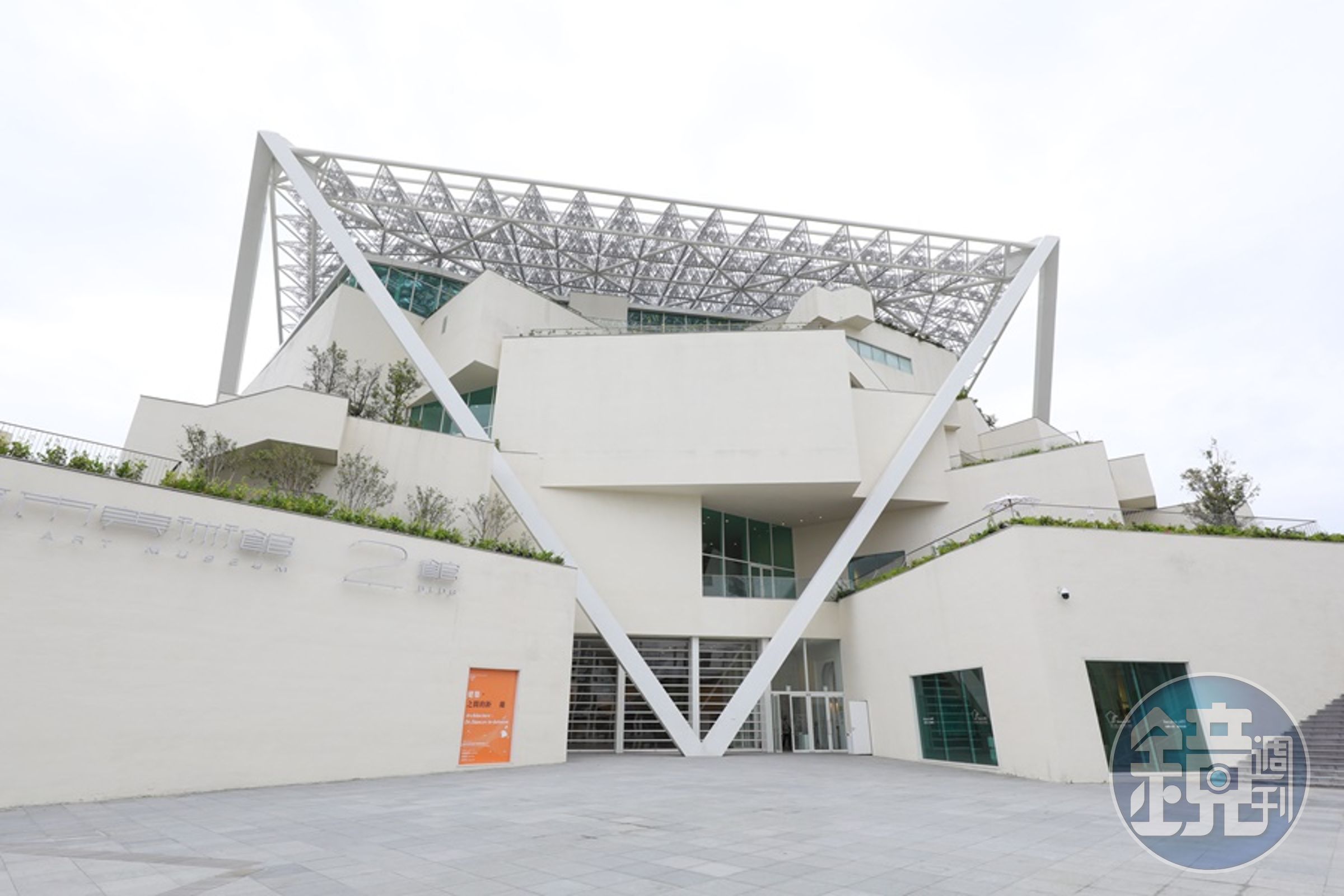 台南美術館二館由日本建築大師坂茂和石昭永建築師操刀，以鳳凰花為概念，五角形建築錯落堆疊。