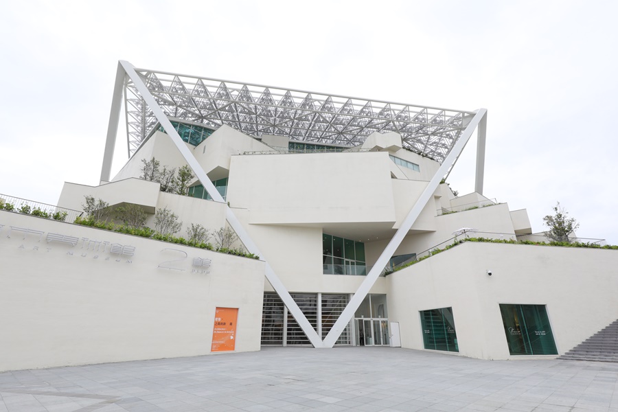 台南美術館二館由日本建築大師坂茂和石昭永建築師操刀，以鳳凰花為概念，五角形建築錯落堆疊。