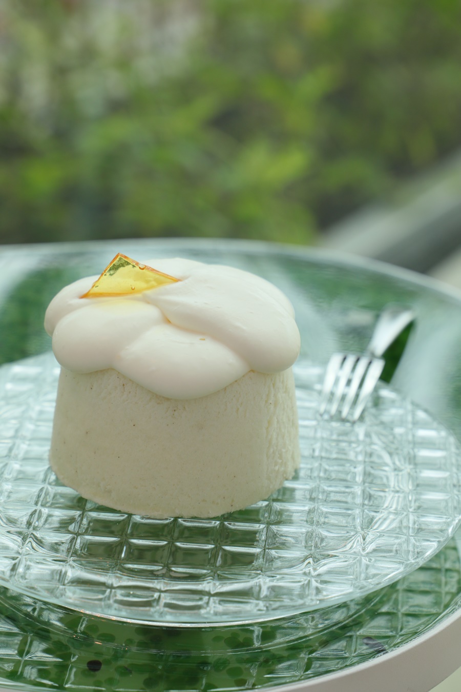 「蜂巢鮮奶油戚風」上頭的「玻璃」其實是蜂蜜脆片。（160元／份）