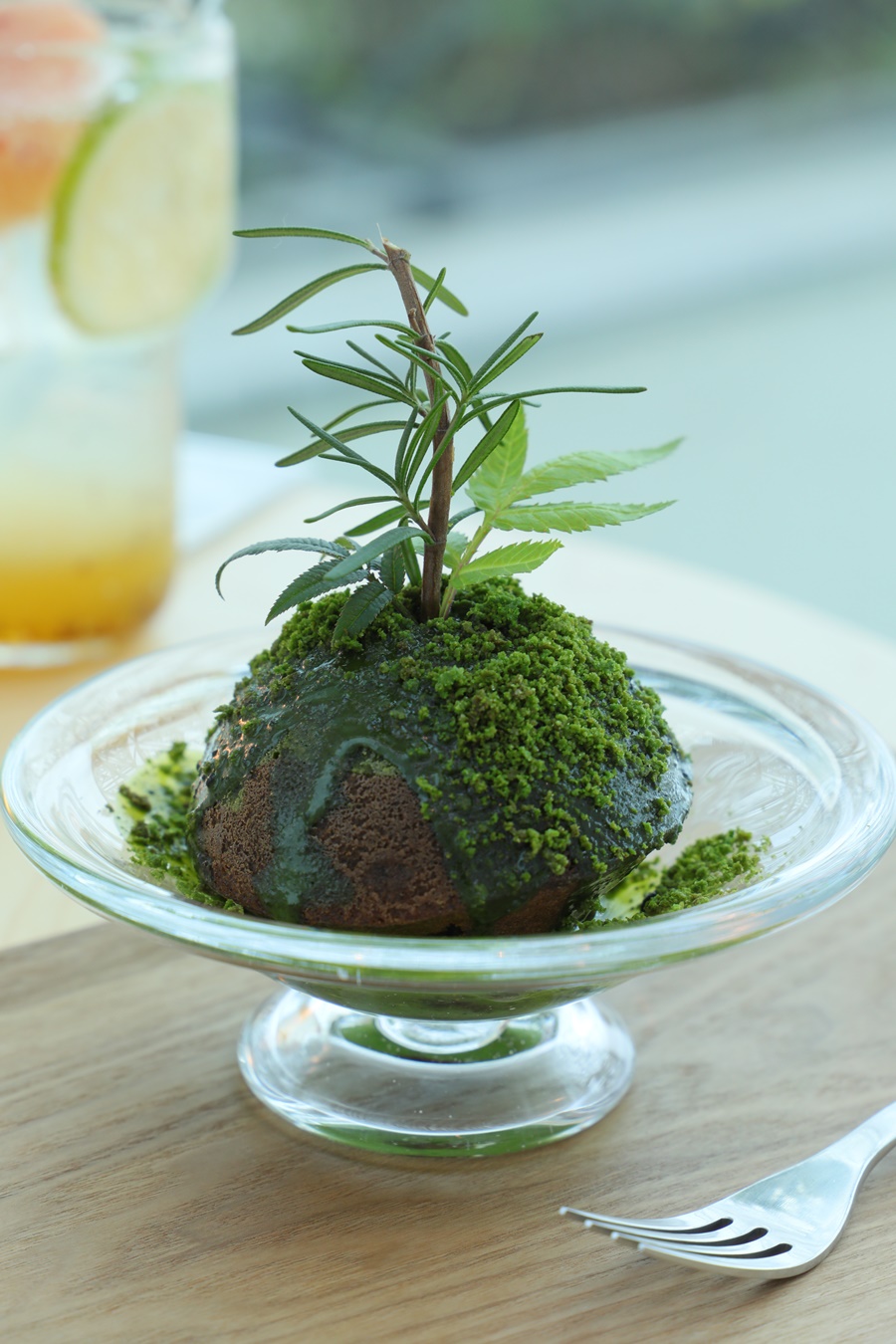 「小山園抹茶苔球」趣味的將瑪德蓮蛋糕和宇治抹茶配上法芙娜巧克力，製成最近很流行的苔球造型。（200元／份）