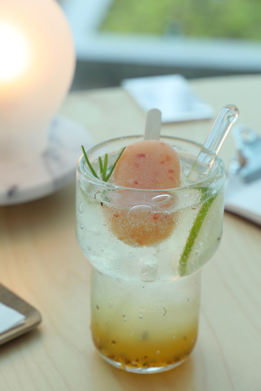 「蜜檸桂花氣泡飲」以台灣蜂蜜和蘋果冰棒調和出夢幻色調。（180元／杯）