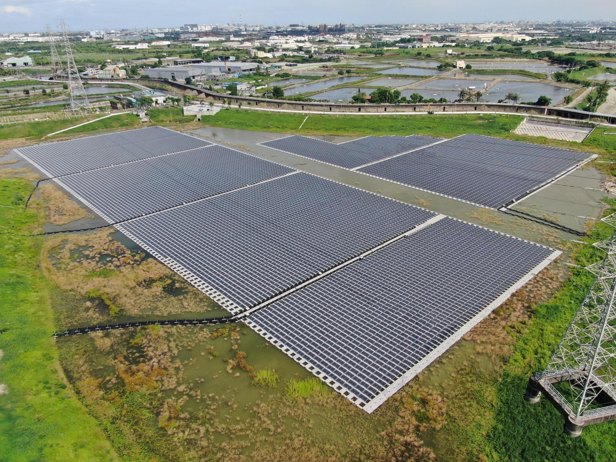 高雄市政府、中租電力科技股份有限公司及進金生能源服務股份有限公司聯手打造的五甲尾滯洪池光電廠正式啟用。(高雄市政府提供)