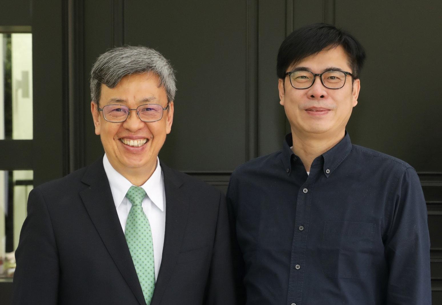 陳建仁(左)上Podcast節目爆料,有次深夜為了討論防疫,打電話給陳其邁(右),結果不小心按到視訊通話,突然看見沒穿上衣的對方。(翻攝自陳其邁臉書)