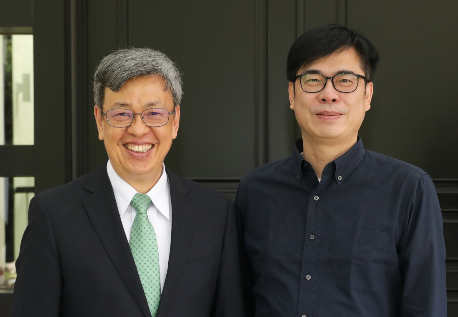 陳建仁（左）上Podcast節目爆料，有次深夜為了討論防疫，打電話給陳其邁（右），結果不小心按到視訊通話，突然看見沒穿上衣的對方。（翻攝自陳其邁臉書）