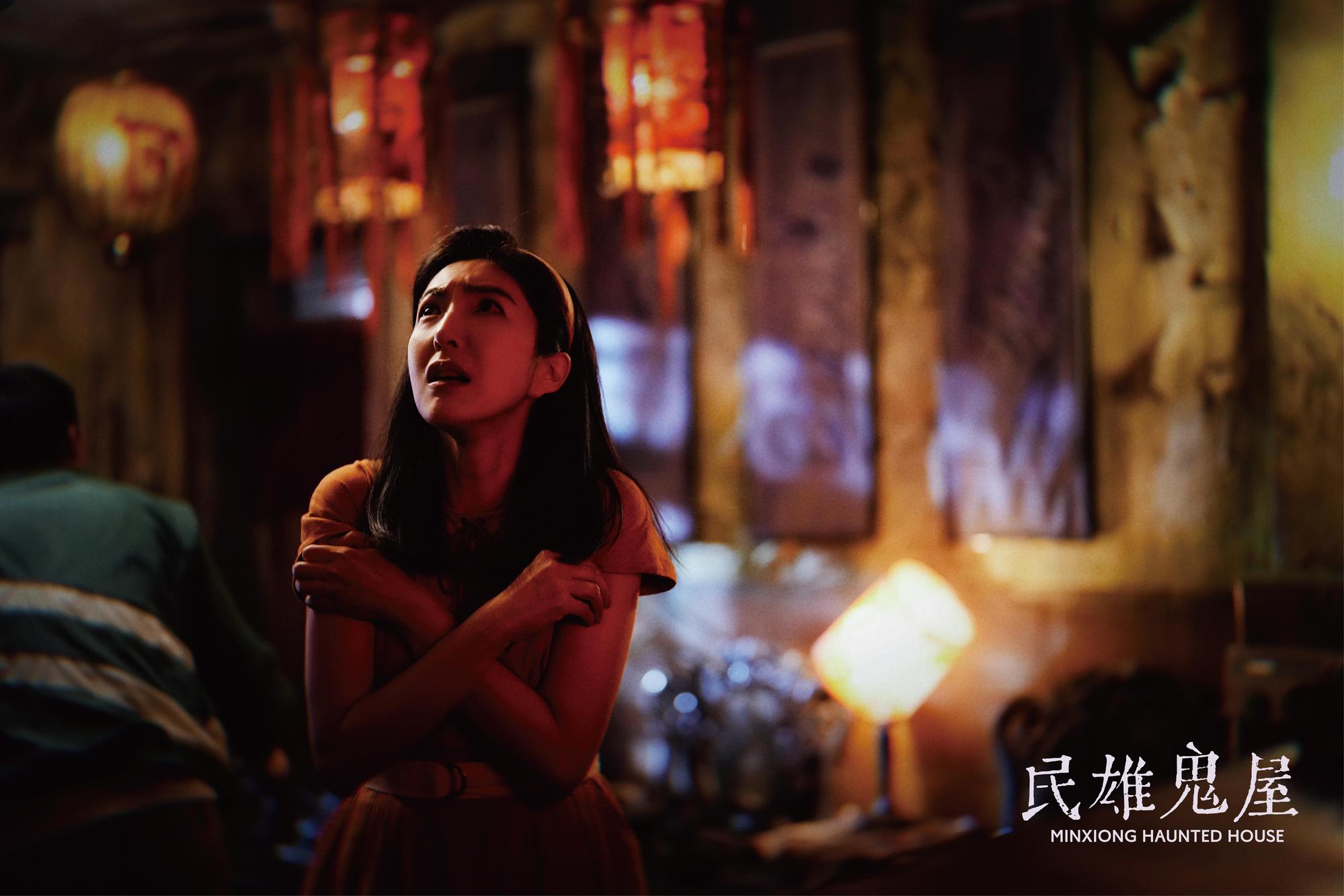 片中楊謹華在時空穿梭中,意外揭開整個大家族多年來的不堪祕密。(采昌、馬棋朵提供)