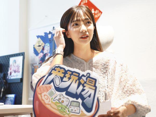 擔當跨ACG電玩節目四季主持棒的《共玩湯》知名實況主貝莉莓，7月22日晚間八點起，將與新加入的夥伴、全能藝人阿達攜手重磅回歸。（tgslive提供）