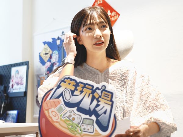 擔當跨ACG電玩節目四季主持棒的《共玩湯》知名實況主貝莉莓，7月22日晚間八點起，將與新加入的夥伴、全能藝人阿達攜手重磅回歸。（tgslive提供）